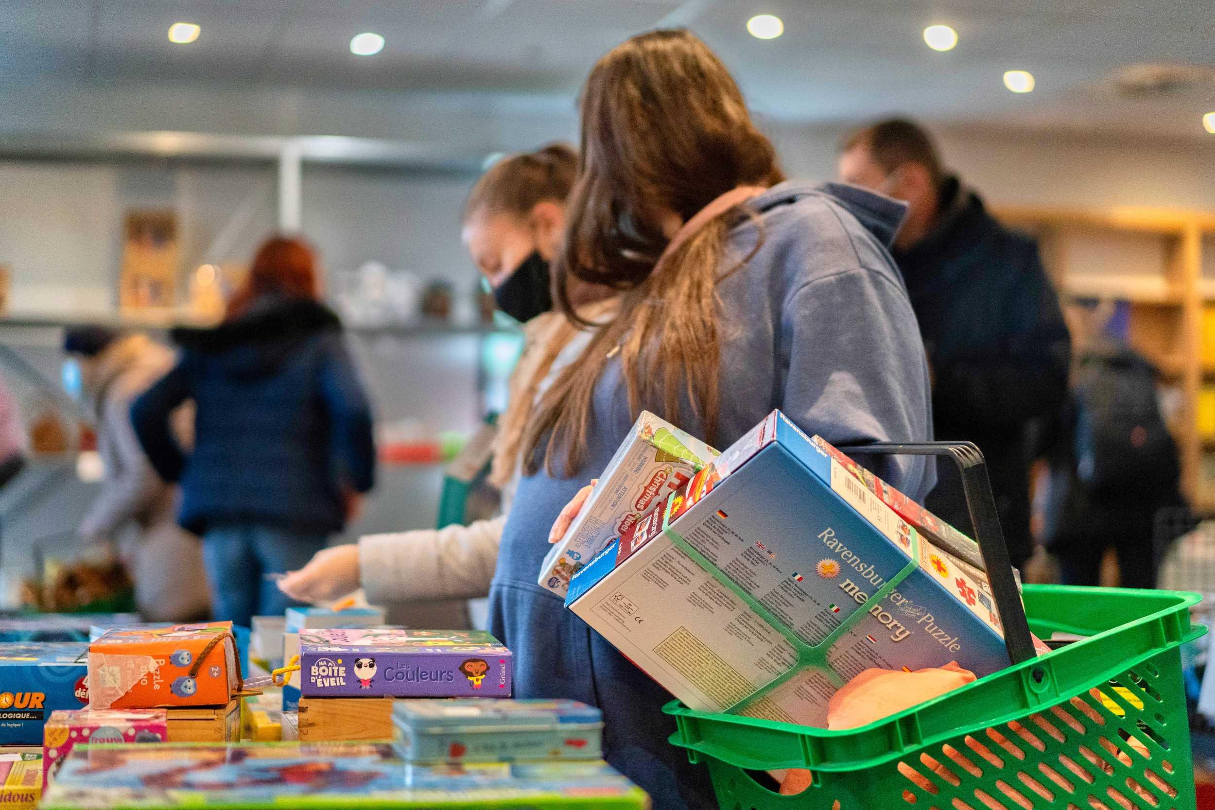 Les Pères Noël verts invitent les parents aidés par le Secours populaire à venir choisir des cadeaux pour leurs enfants. Ils pourront ainsi glisser les jeux, livres et figurines au pied de leur sapin et mettre ainsi des étoiles dans les yeux des petits.