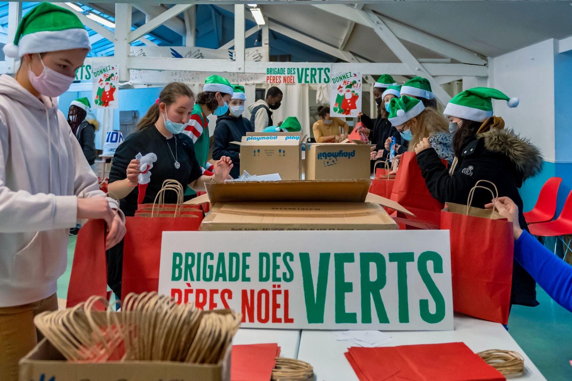 Pendant deux mois, les bénévoles collectent de l'argent et des jouets neufs. Les "lutins des Pères Noël verts" s'affèrent dans la bonne humeur pour que les milliers de cadeaux soient prêts à temps.