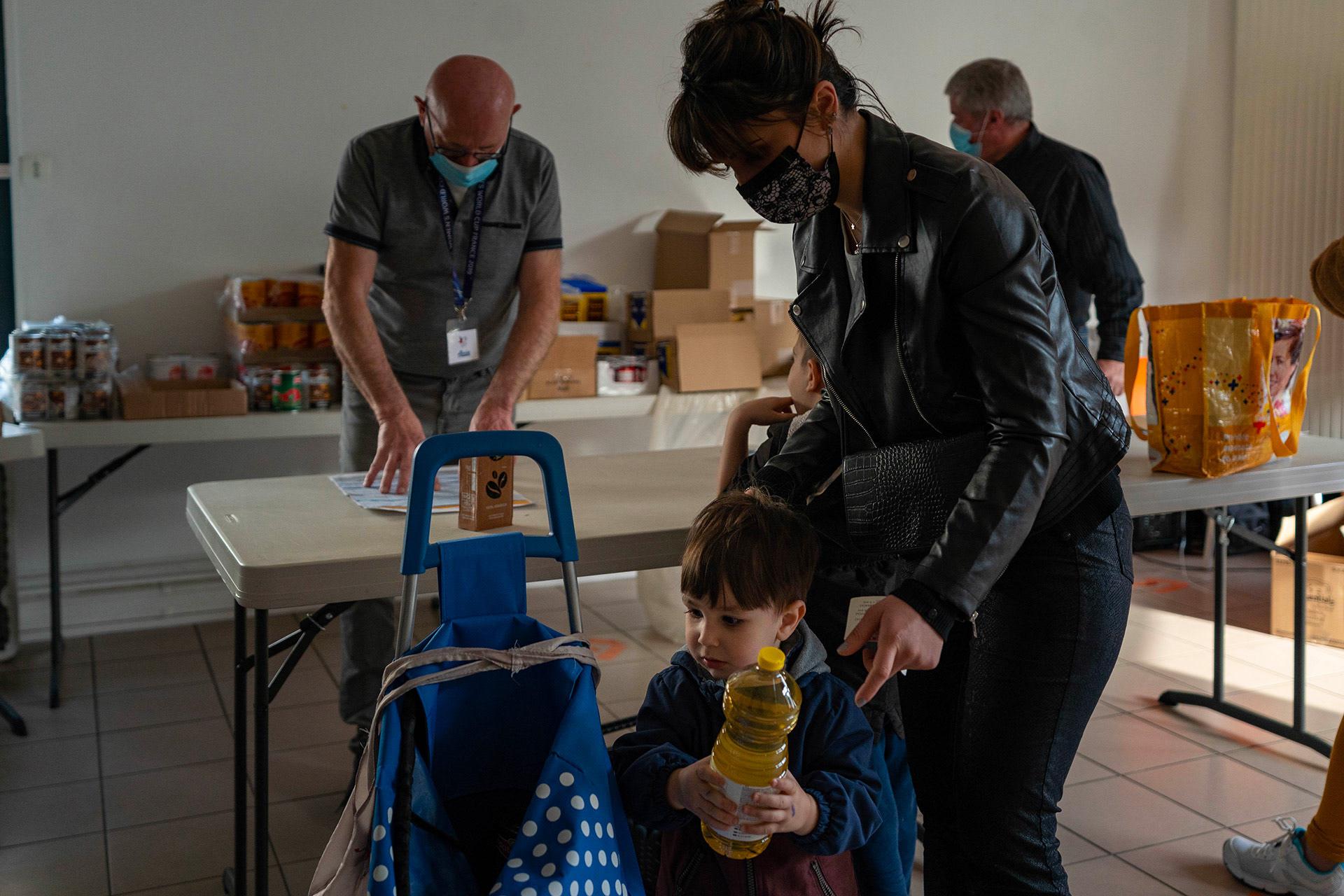 Séparée de son mari violent, Marie est hébergée par l'Asfad et va à la distribution alimentaire du Secours populaire. 