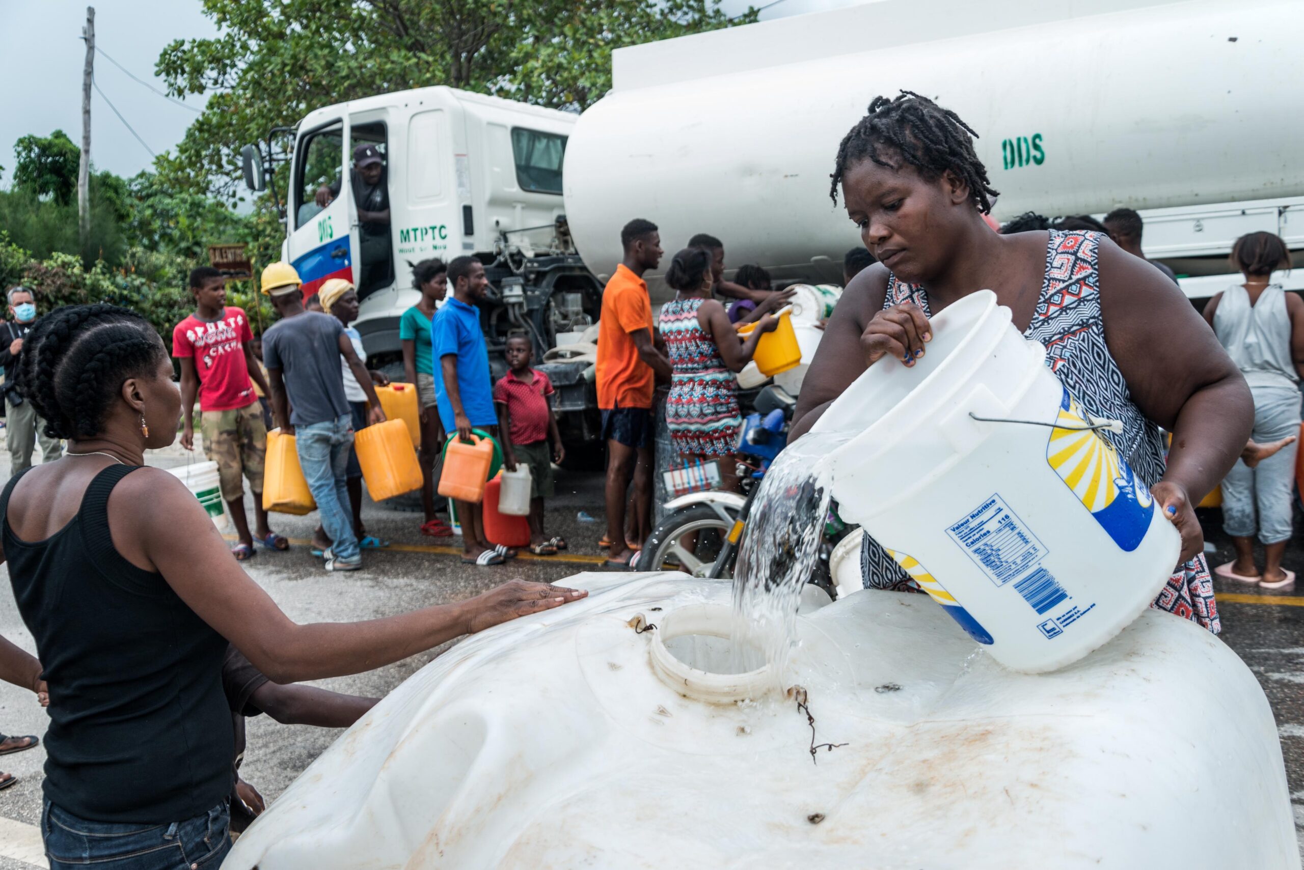 L'accès à l'eau potable est crucial pour les sinistré en Haïti. Dans une première phase, les partenaires du Secours populaire en ont distribué, avec son appui. Désormais, L'association finance la fourniture de 1000 filtres à eau.