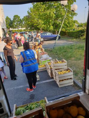 L'antenne de Grigny, dans l'Essonne, a organisé une distribution alimentaire mobile pour les familles et les personnes en détresse.