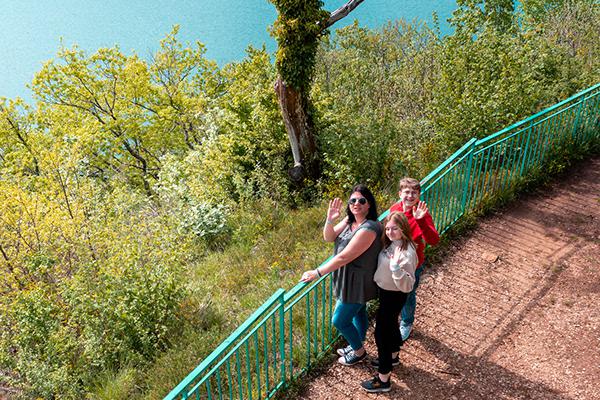 "Il n'y a pas besoin de partir loin" pour découvrir des coins de nature à couper le souffle, souligne Laetitia auprès de ses deux ados.