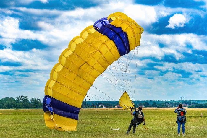 Huit jeunes de 18 à 25 ans, confrontés à la précarité, ont découvert les sensations du saut en parachute, le 12 juin, avec les bénévoles de l’Essonne. Ils se sont entraînés et ont décollé de l’aérodrome de Saint-Florentin (Yonne).