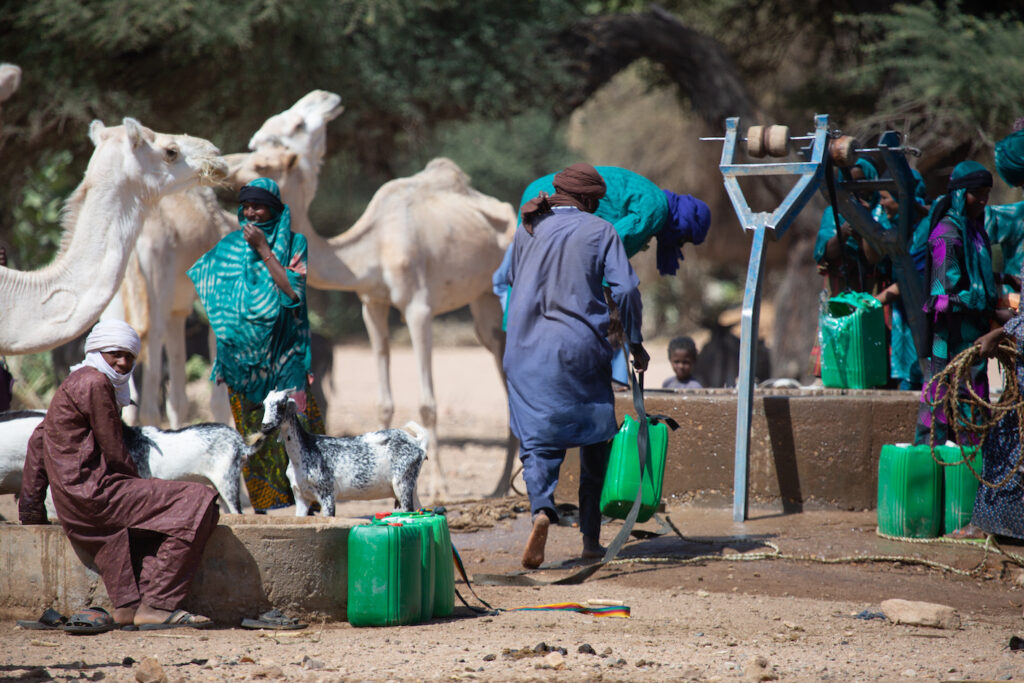 Des éleveurs de Dagaba au Niger viennent puiser de l'eau au puits pour leurs bêtes