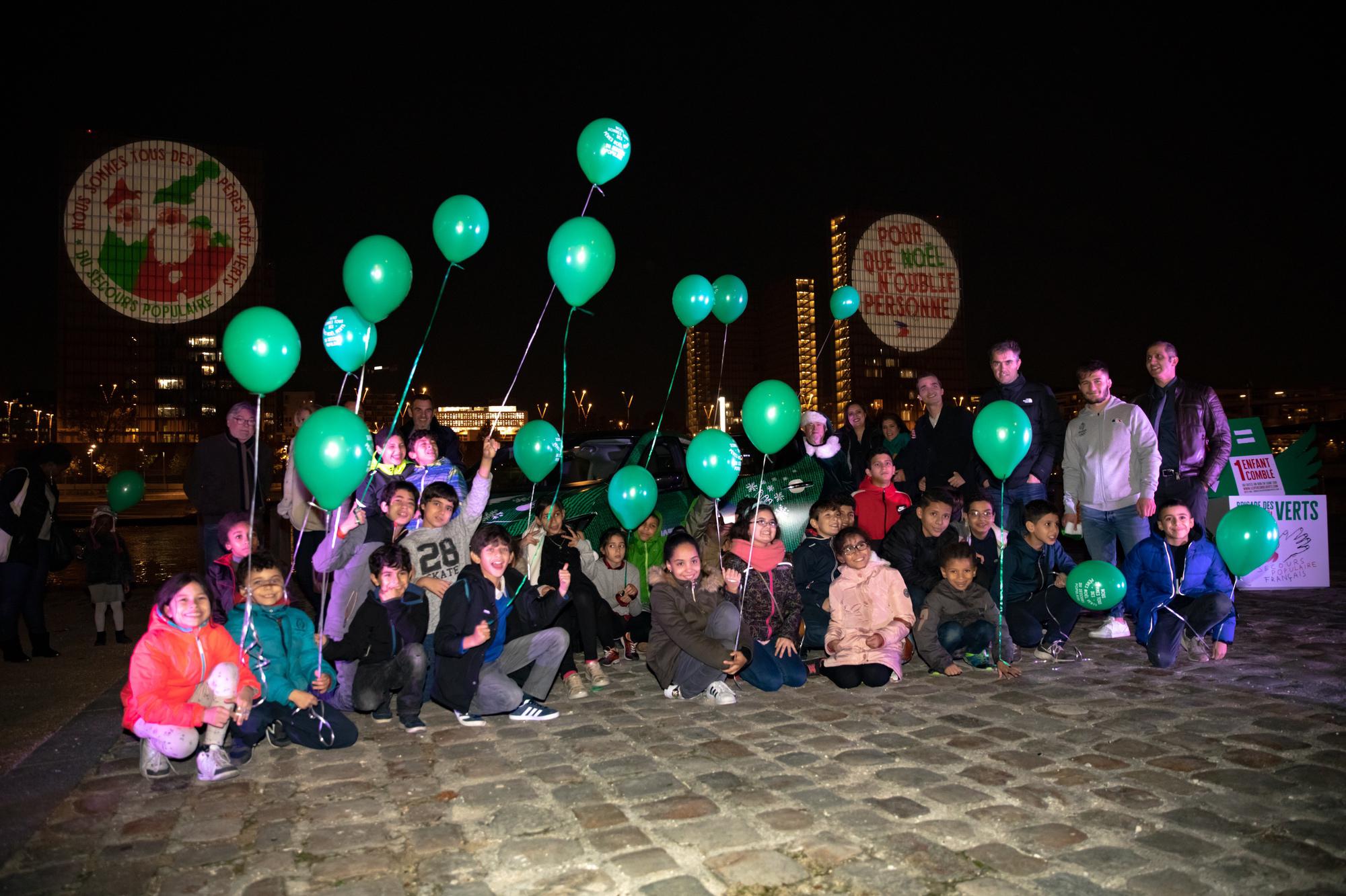 Tout sourire, des enfants, dont les familles sont aidées par le Secours populaire à paris, viennent de visiter la BNF.