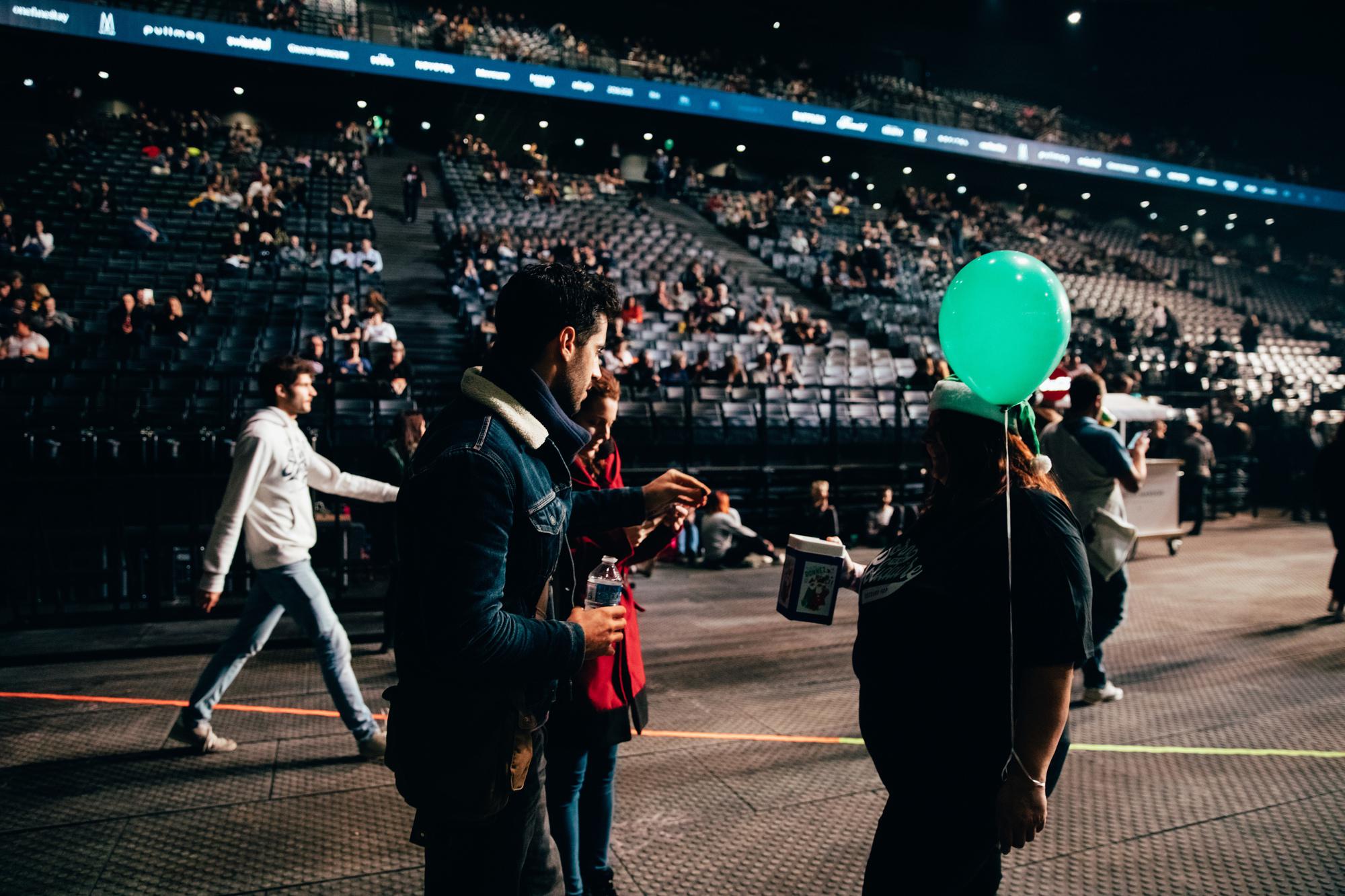 Une trentaine de bénévoles collecte auprès du public venu voir Indochine à l'AccorHotel Arena;