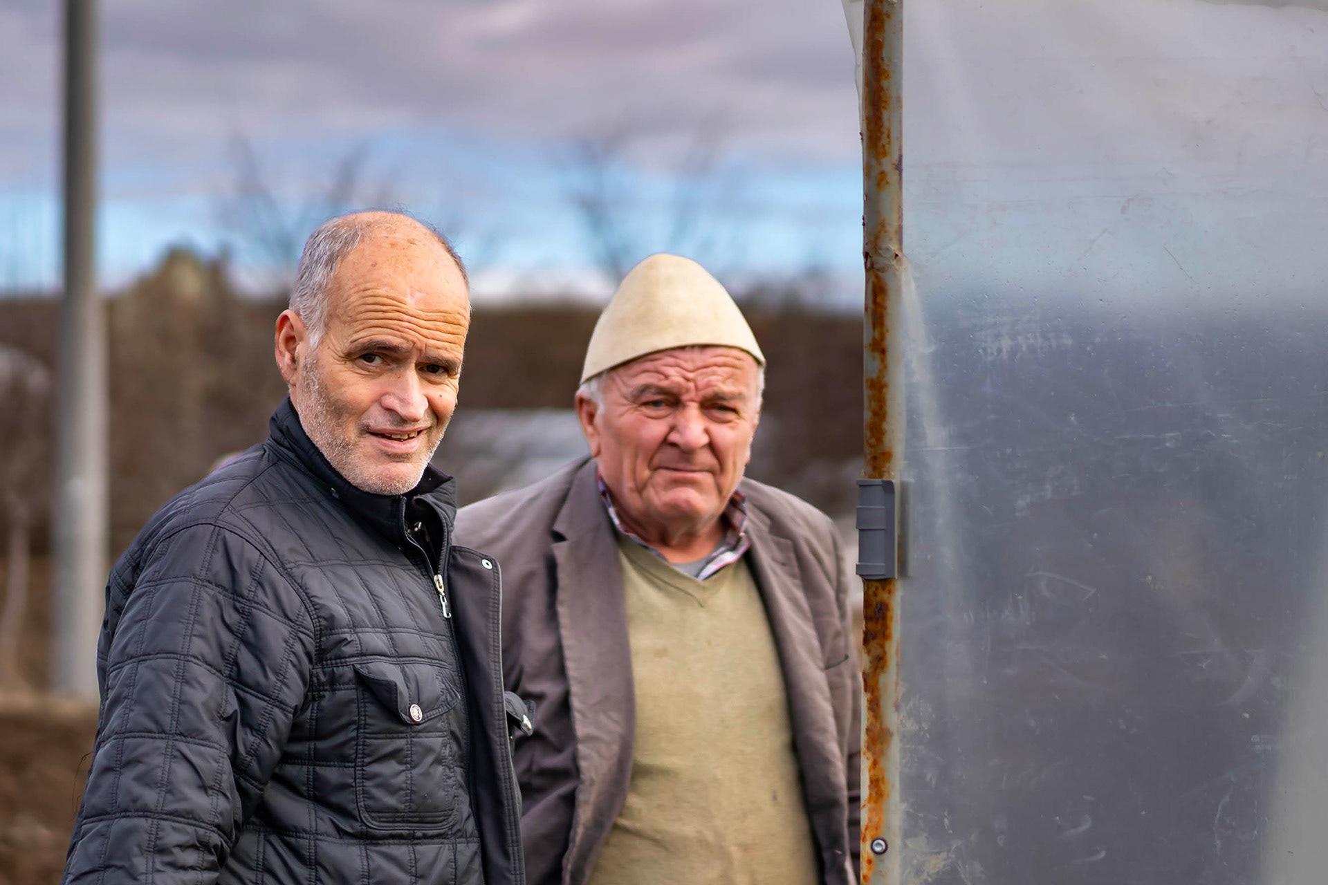 Isak Hyseni, directeur d'Handikos à Vushtrri, en compagnie de Nezir, devant sa serre - Village de Dumnicë, février 2022
Kosovo : A Vushtrri, la solidarité se cultive sous serre