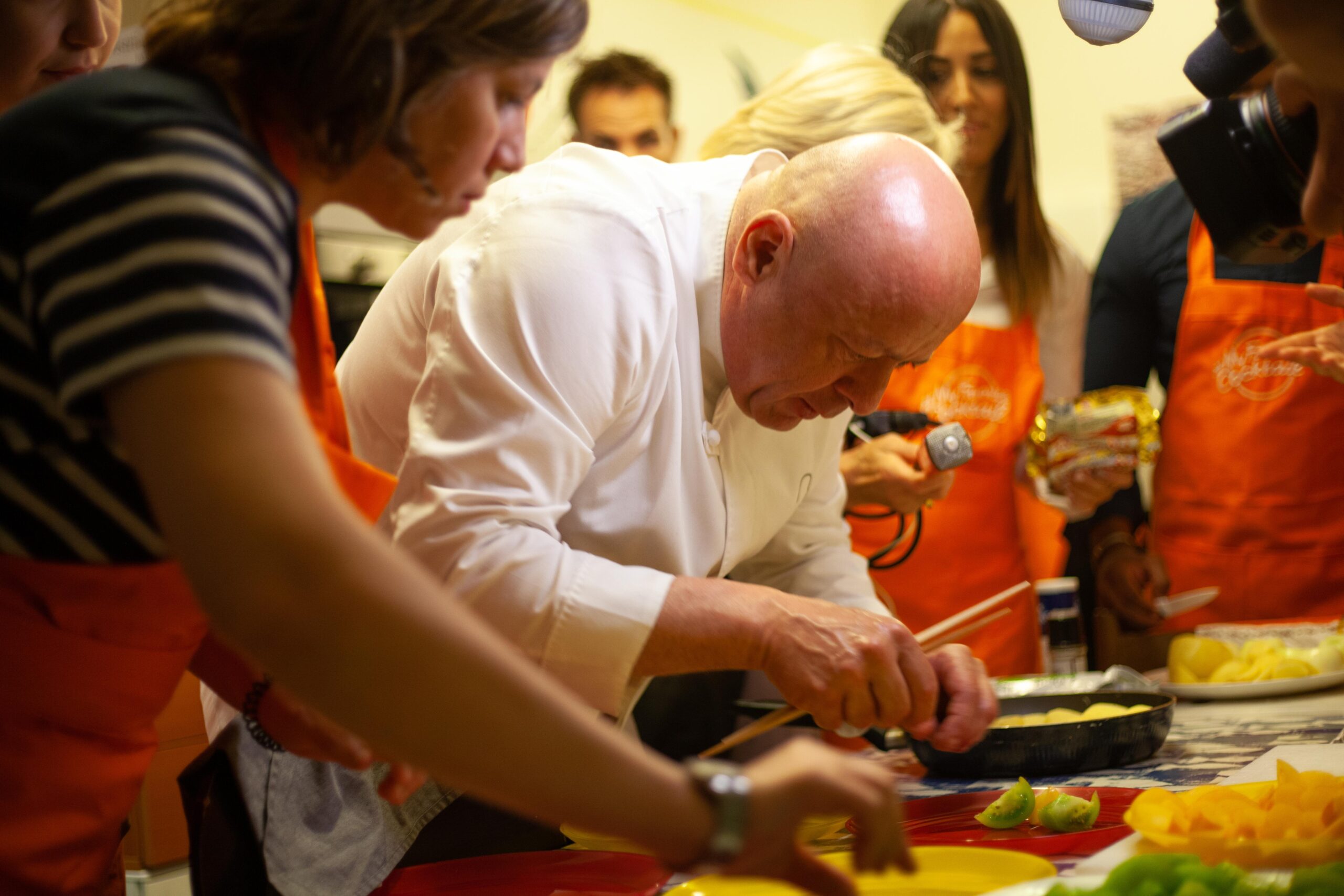 Les ateliers cuisine, ici avec le chef Thierry Marx, sont un moment d'échanges. Ils permettent aussi d'apprendre à utiliser les produits du FEAD. 
