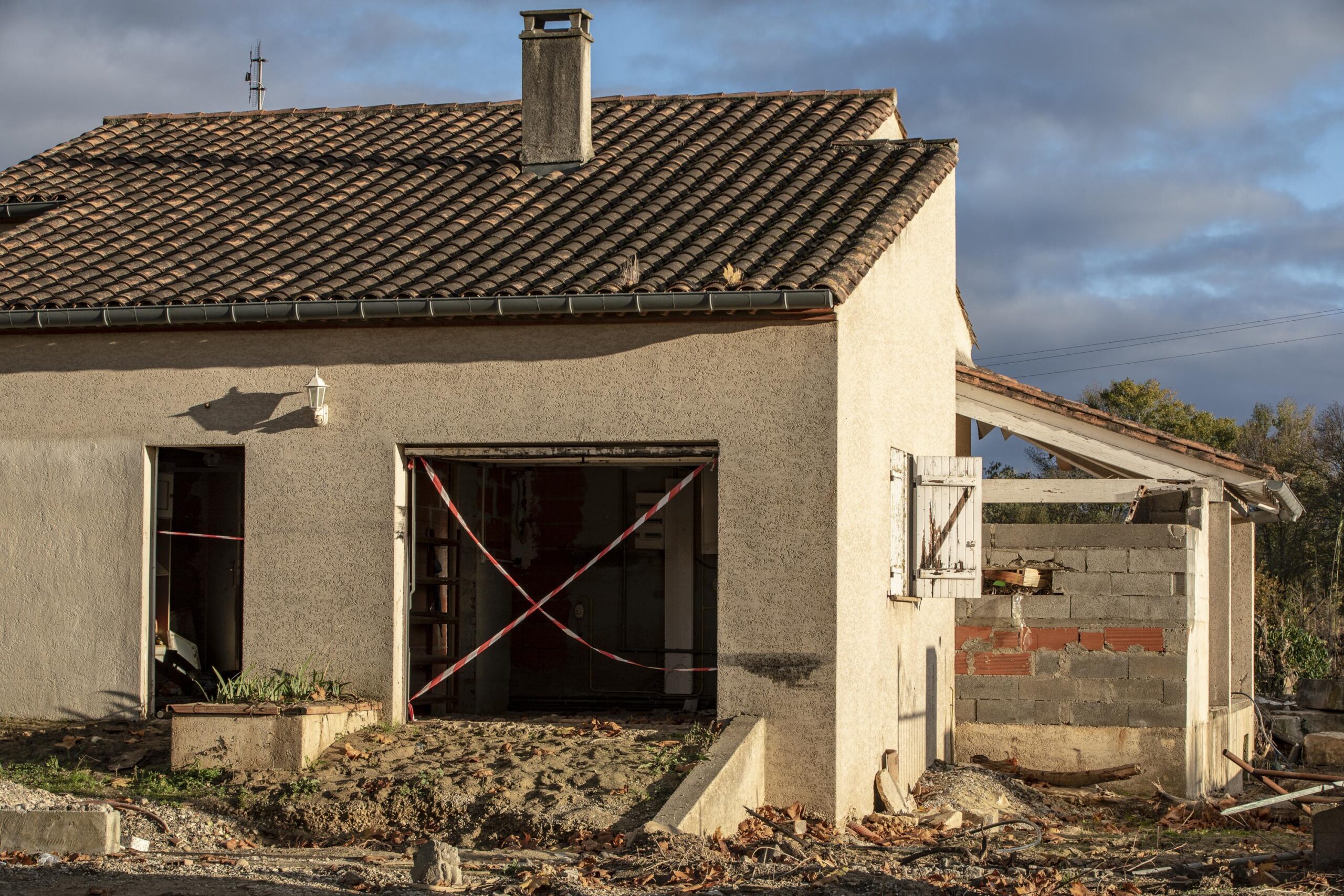 Partout dans le département, des maisons restent vides, inhabitables, avec des airs de bâtiments fantômes.