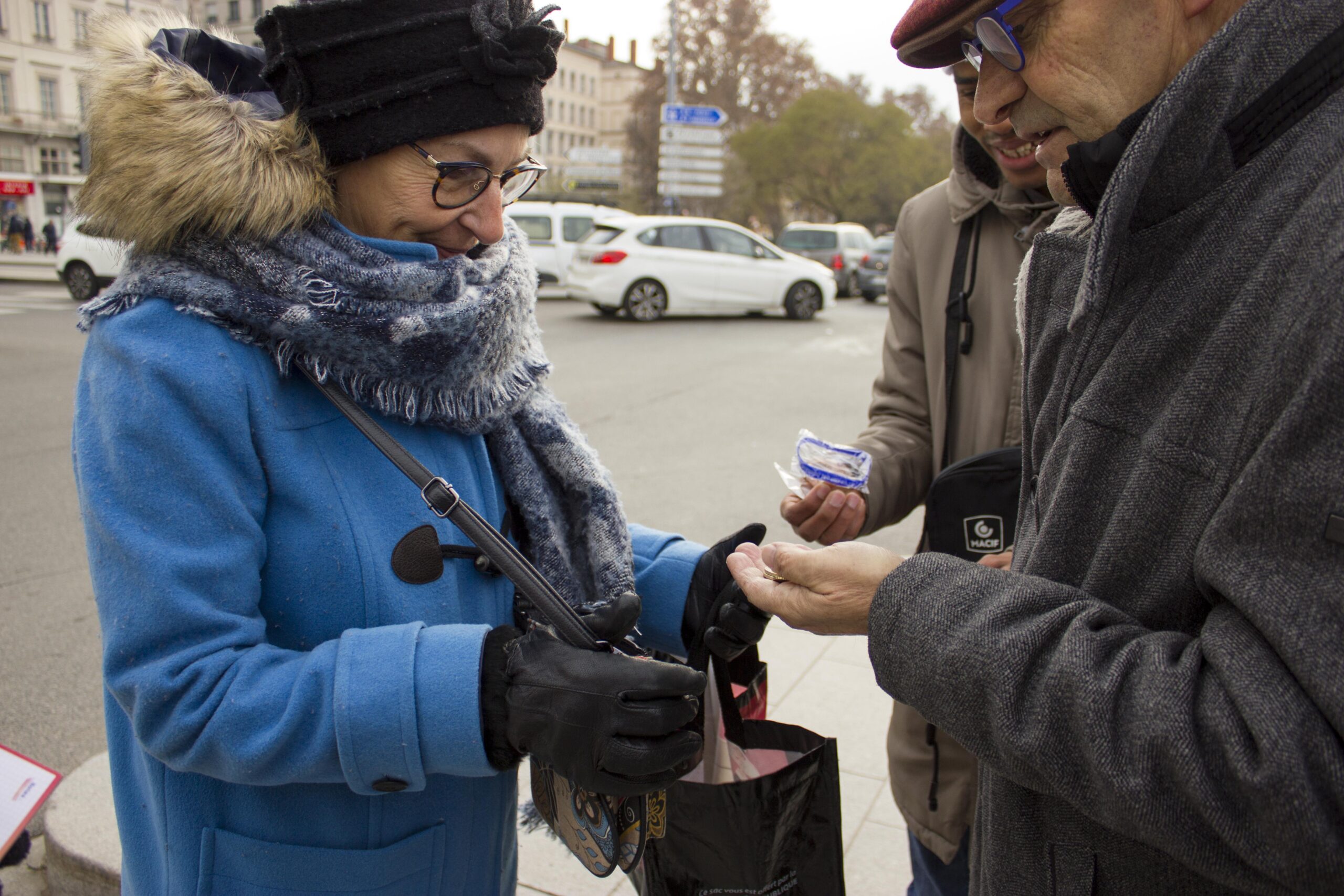 Amadou collecte dans les rues de Lyon. Ici à l'arrière-plan, il n'hésite pas à aborder les passants: c'est pour la solidarité.