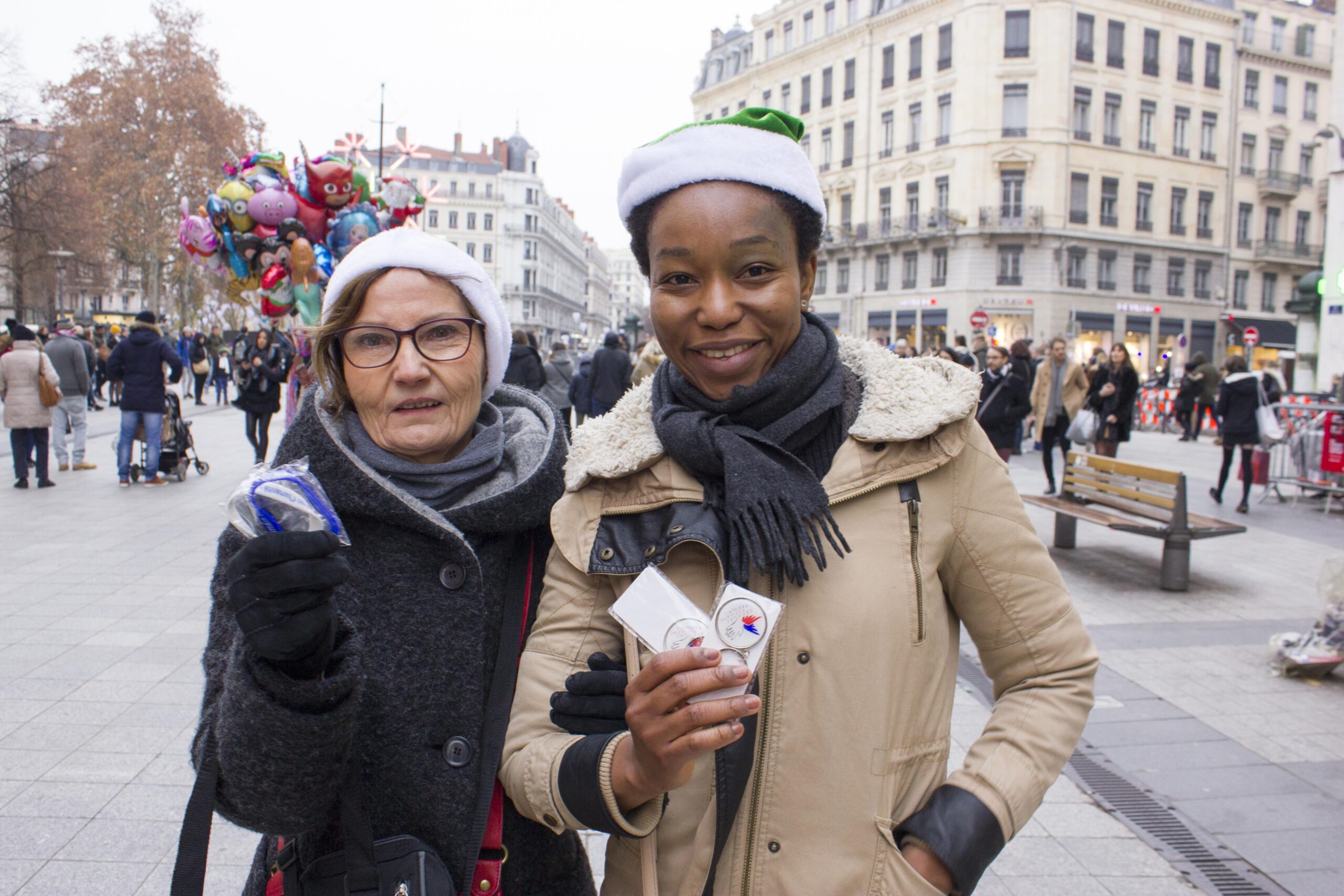 Marie-Madeleine (à droite) est bénévole auprès des migrants, mineurs et isolés. Elle leur enseigne le Français et les Mathématiques (sans le bonnet des Pères Noël verts).
