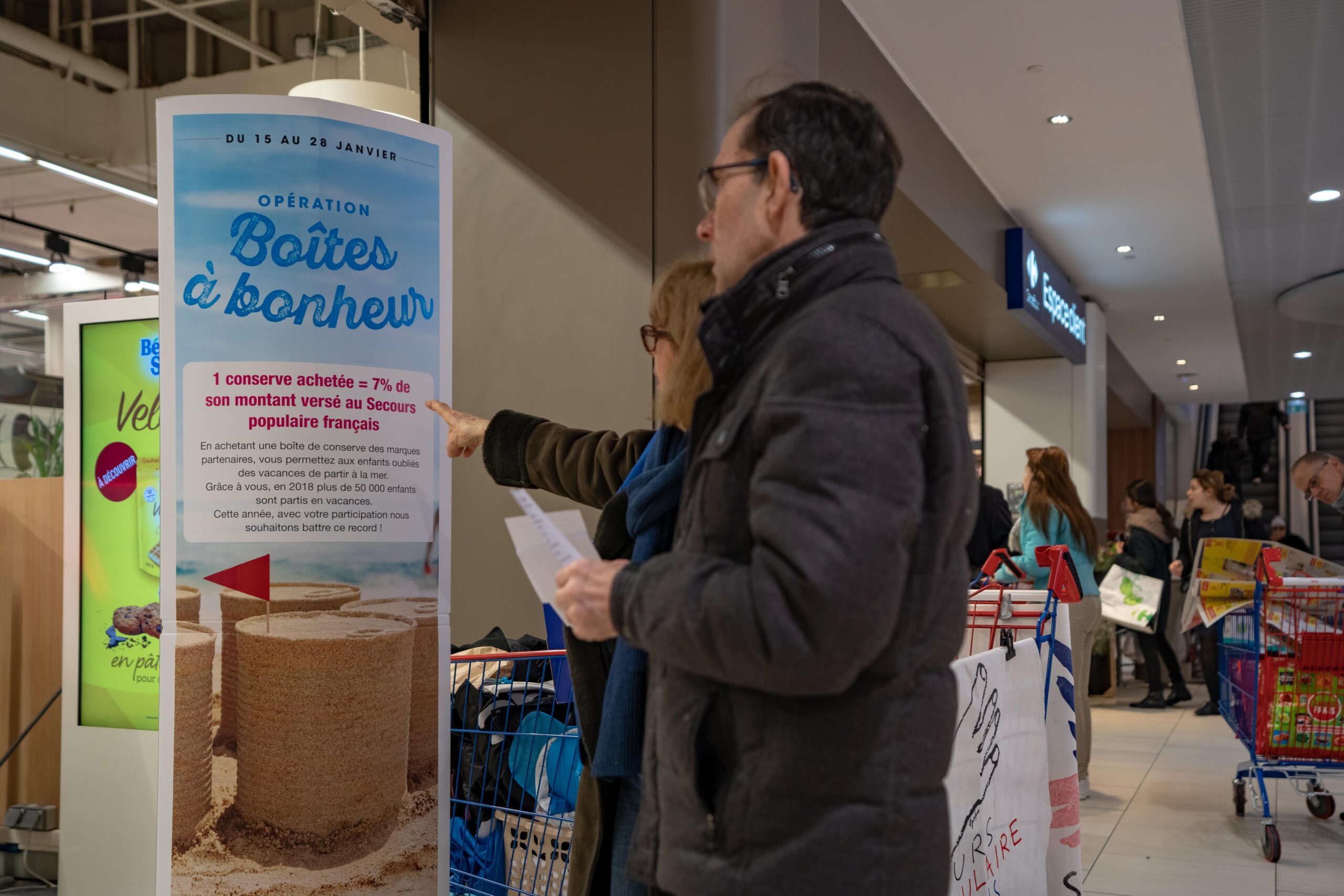 L'opération Boîtes à bonheur est expliquée dès l'entrée du magasin. Rendez-vous au rayon conserves !