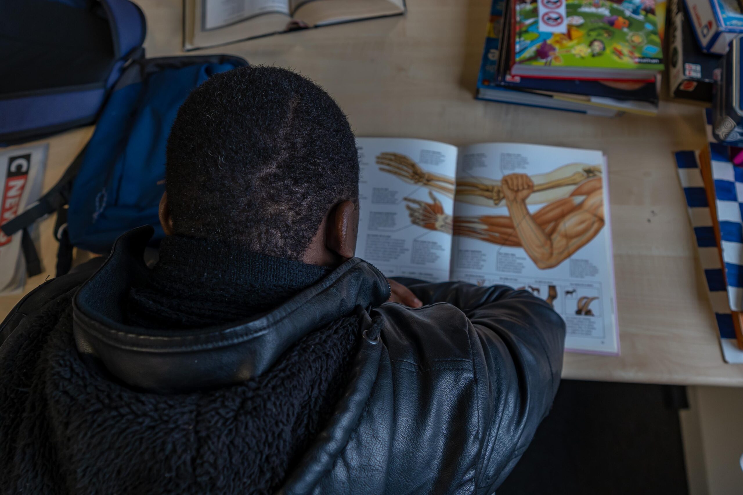 Les jeune viennent à tour de rôle à la permanence pour des cours particuliers et utiliser les ordinateurs mis à disposition.