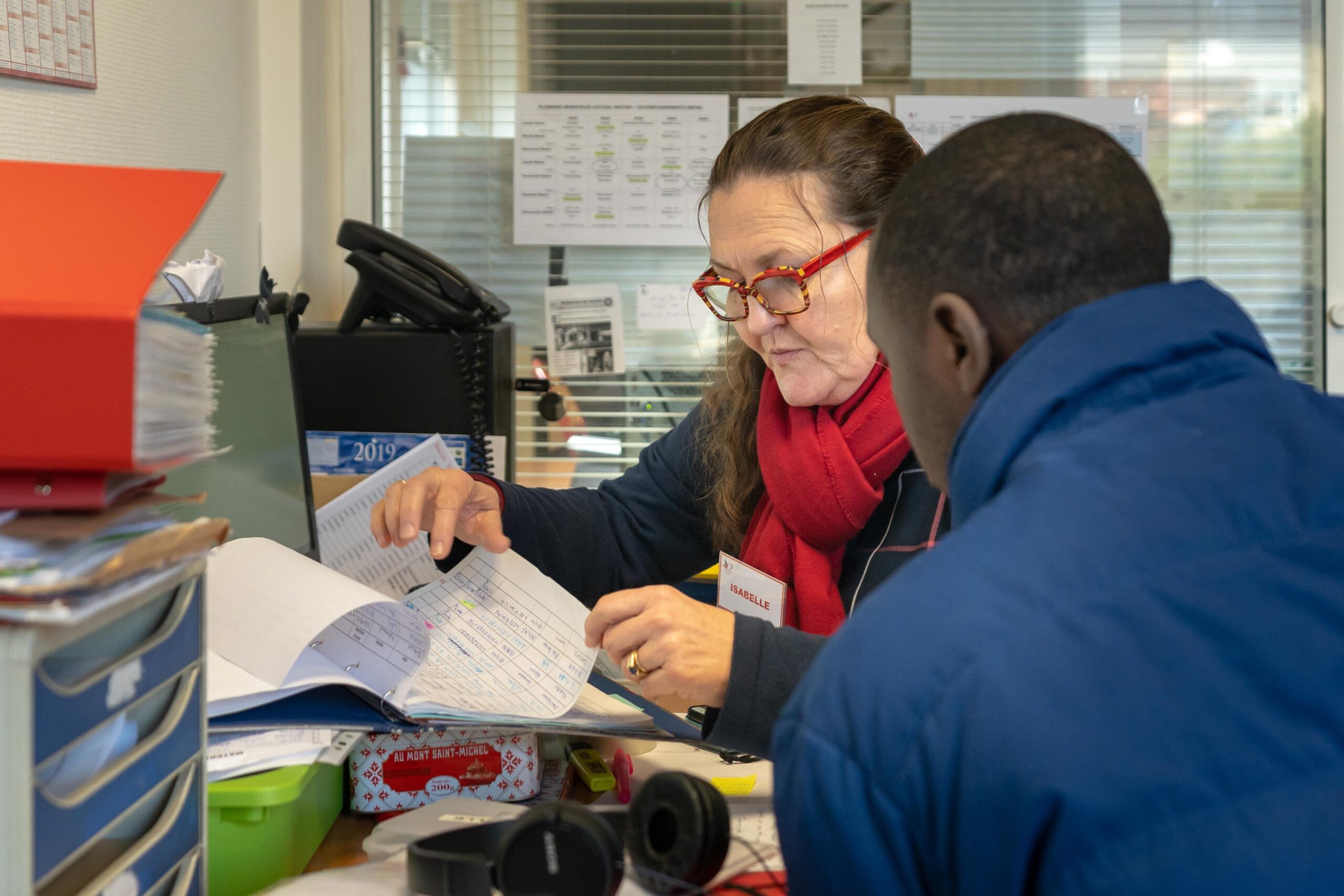 Comme Isabelle, les bénévoles tissent des liens forts avec ces adolescents totalement démunis.