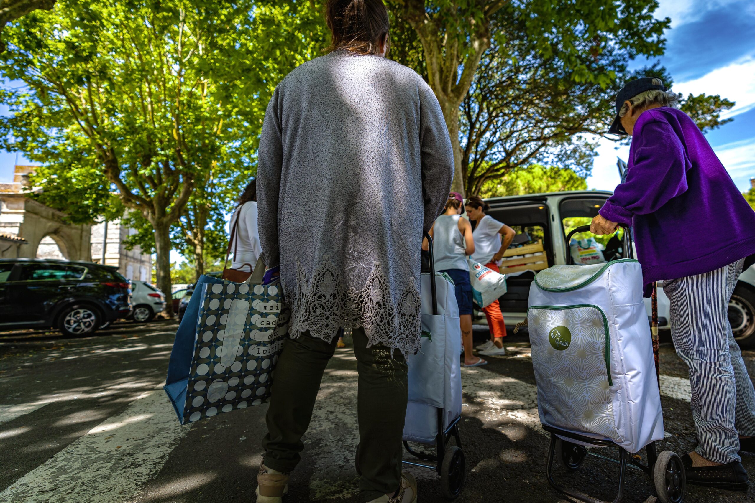 "J'ai découvert une pauvreté que je ne soupçonnais pas sur l'île, des gens modestes et d'autres précipités dans la précarité", confie Corinne, la bénévole.