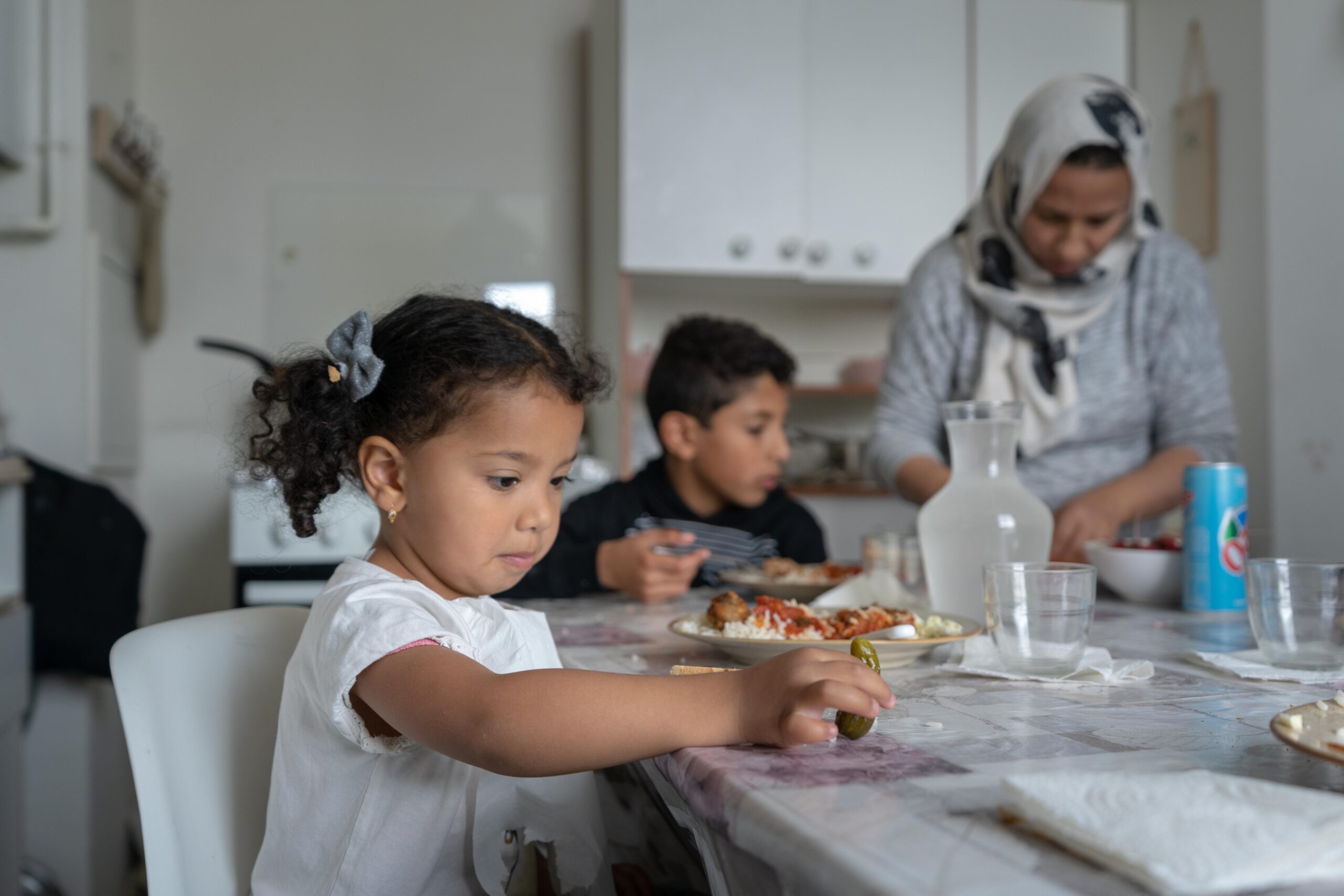 Les enfants de Kaltoum mangent des repas équilibrés et savoureux. Ils découvrent régulièrement des fruits et des légumes, des couleurs et des saveurs.