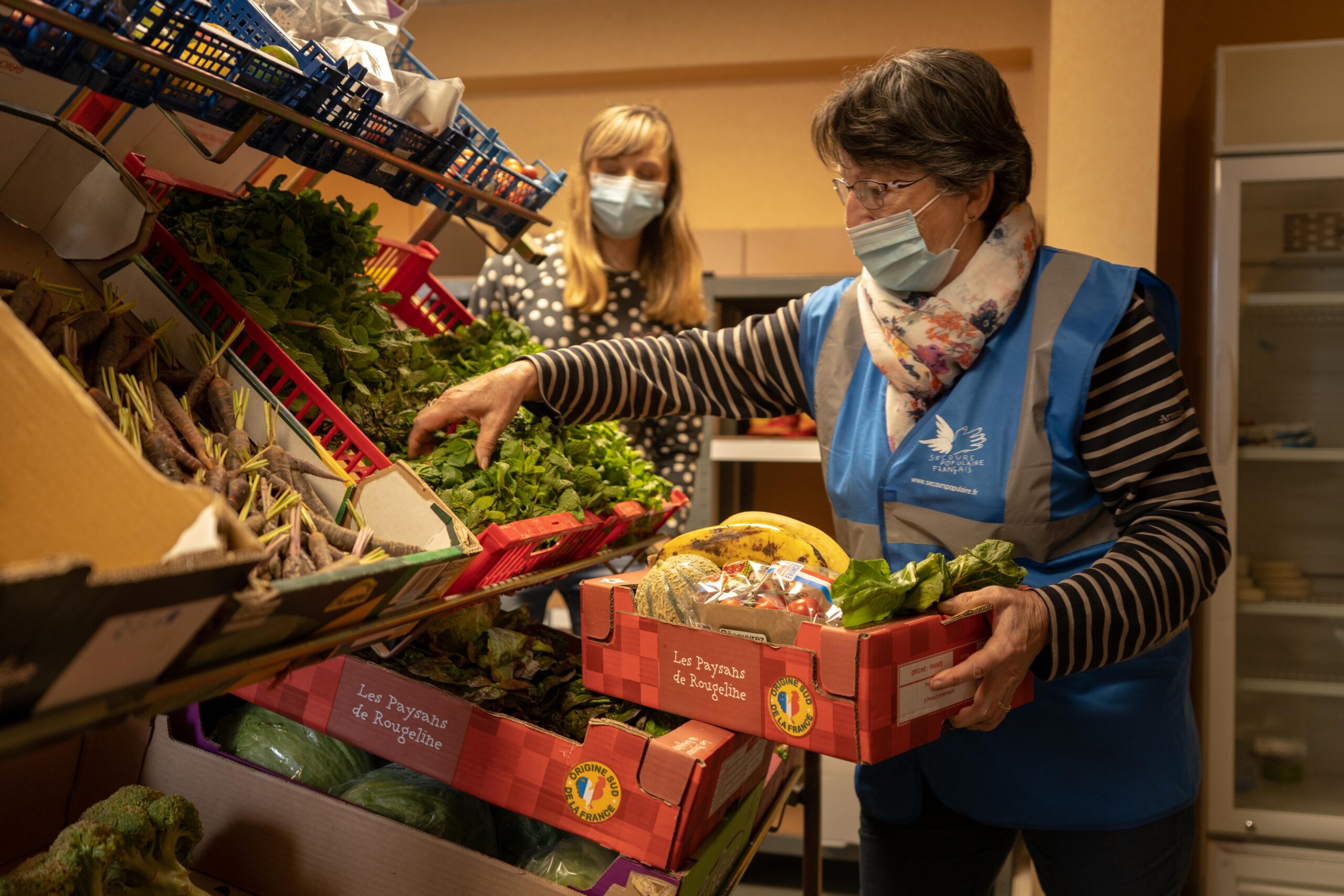 "Depuis deux mois, nous offrons vraiment de la diversité, de la qualité et de la quantité", dit fièrement Annick, l'une des bénévoles du libre-service alimentaire.