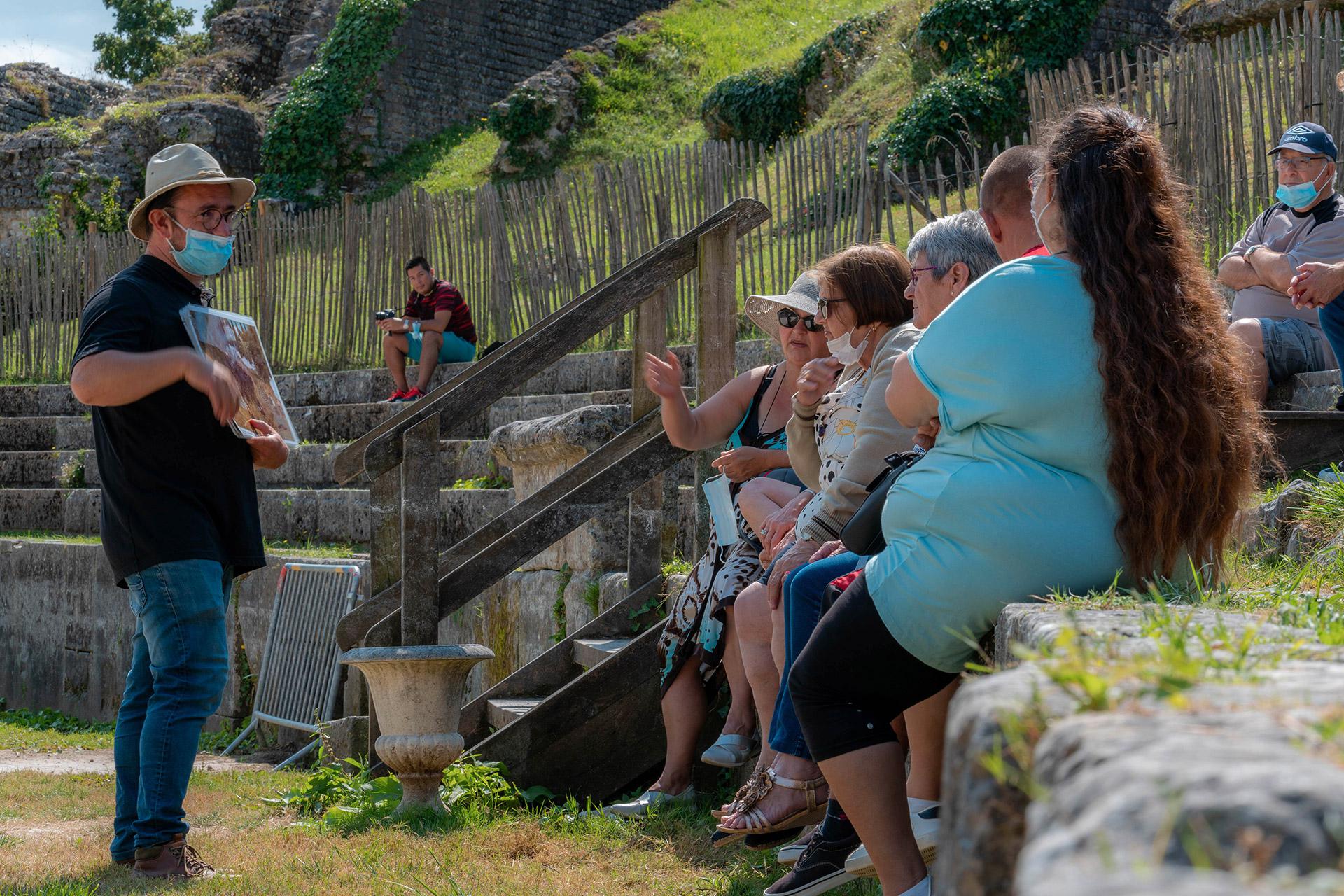 Avant la ballade sur la Charente, la découverte des Arènes de Saintes ouvre une fenêtre culturelle que tout le monde associe et recombine à son vécu.