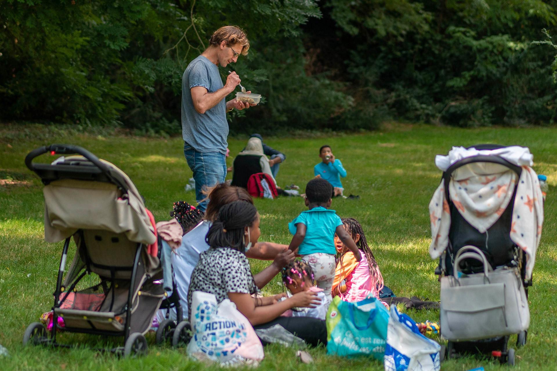 Déjeuner sur l'herbe à Saintes. Enfants et parents prennent un bon bol de nature durant ce moment de pause dans une journée bien remplie. 