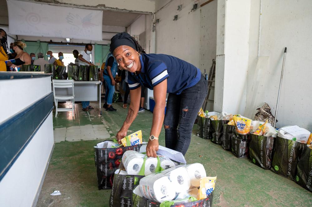 Une mère de famille reçoit un colis d'urgence, composé de vivres et produits d'hygiène. Basse-Terre, le 17 décembre 2021.
Guadeloupe : la solidarité apportée sous un Soleil d’Or