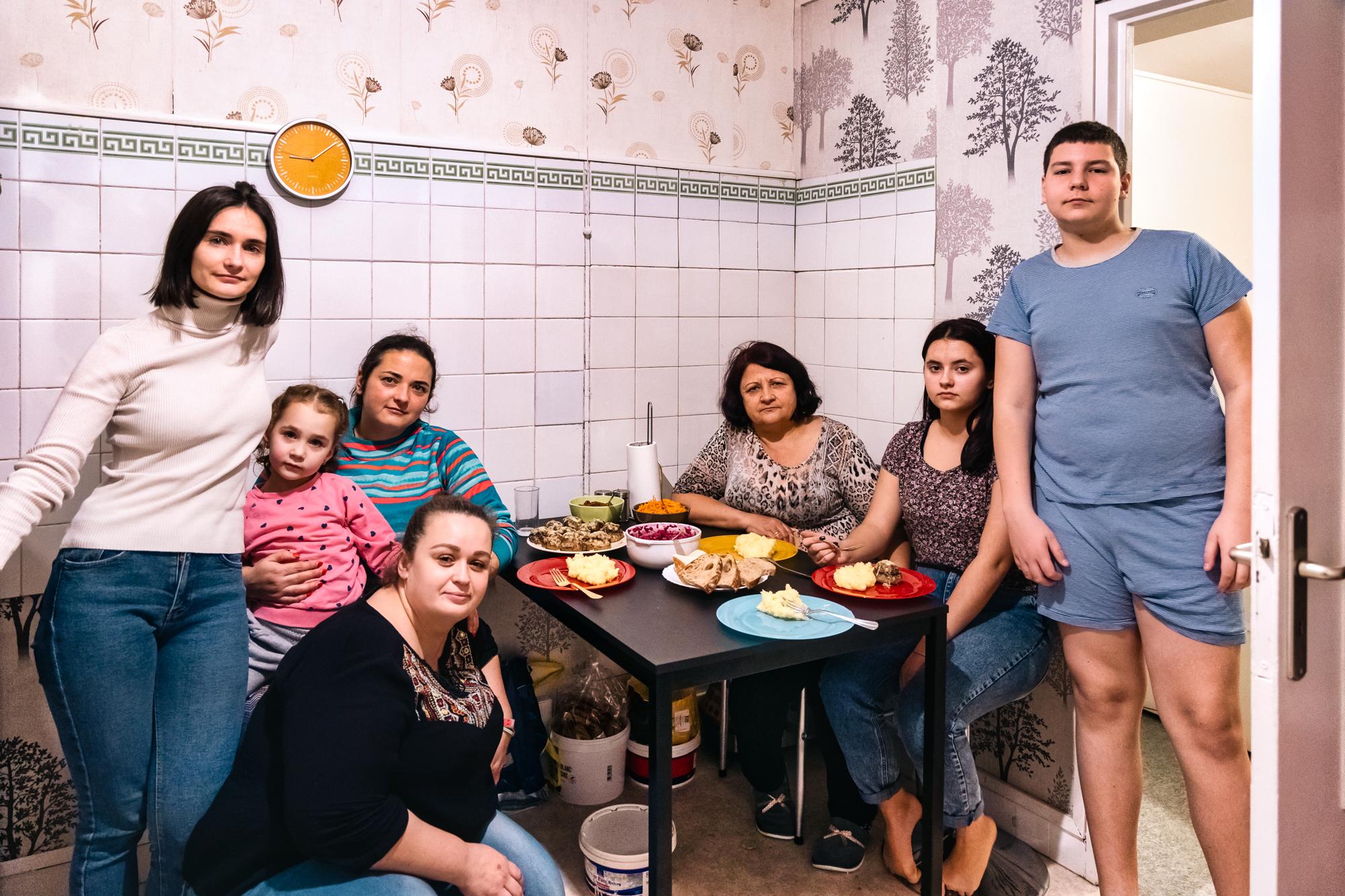 Tatiana, son mari (absent) et David ont fait de la place pour accueillir des membres de leur famille (la mère de Tatiana hors-champ). 