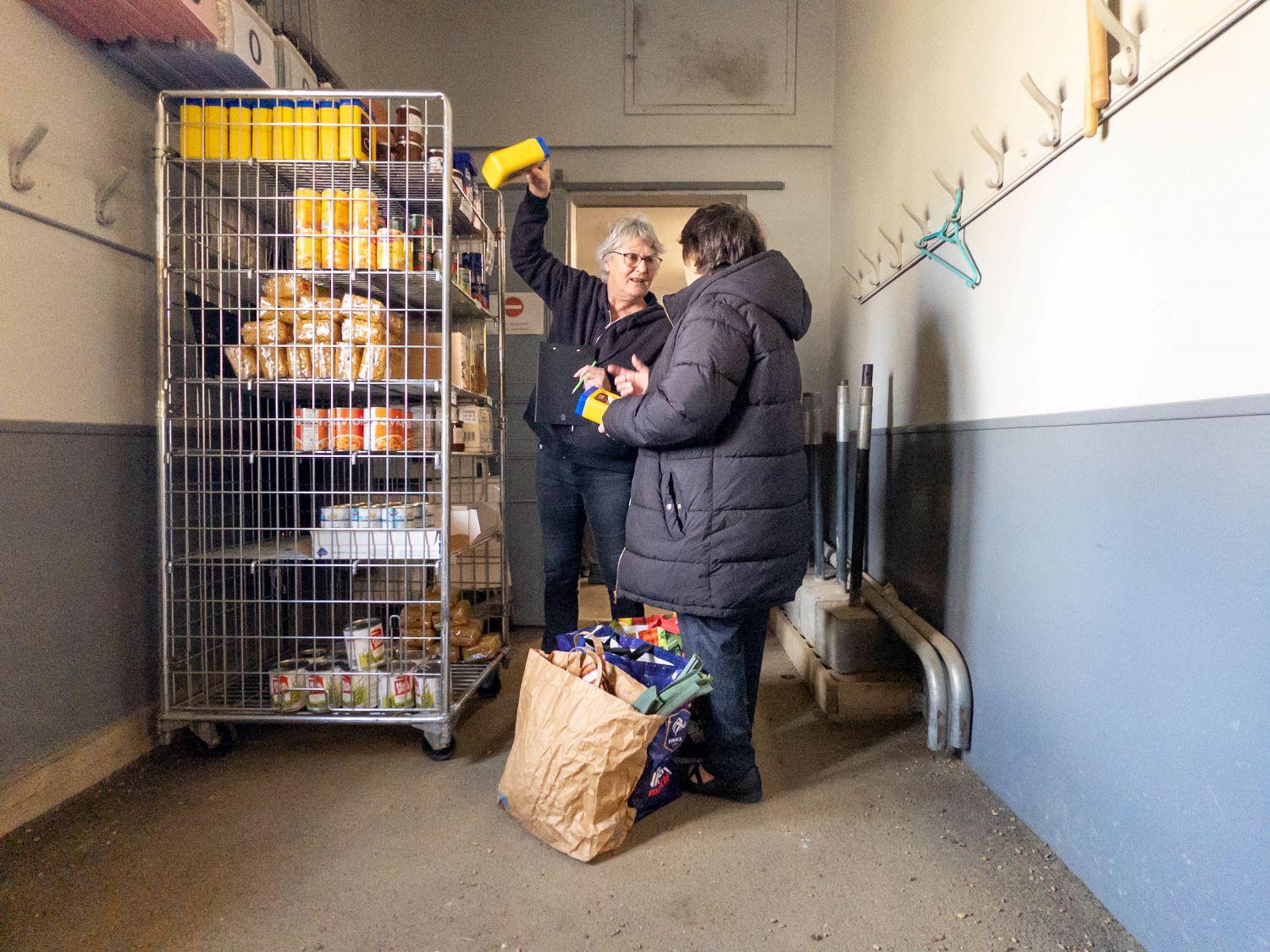 L'équipe de bénévoles met un soin particulier sur l'accueil et sur l'écoute des personnes en difficulté. L'ambiance est détendue. Des liens se tissent entre bénévoles et personnes accueillies. 