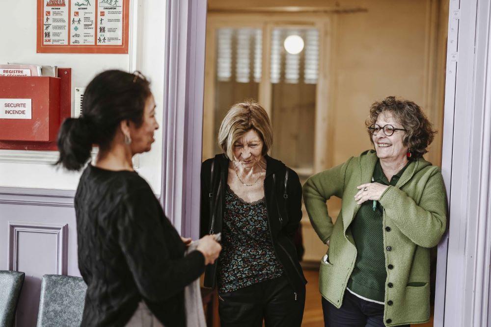 « J’ai passé un bon moment. Je me suis sentie si bien que j'ai dormi », confie Fatima à Dominique, bénévole, et Brigitte, secrétaire générale du SPF à Villejuif. « On établit une relation totalement différente grâce à ces séances », assure cette dernière « J’ai passé un bon moment. Je me suis sentie si bien que j'ai dormi », confie Fatima à Dominique, bénévole, et Brigitte, secrétaire générale du SPF à Villejuif. « On établit une relation totalement différente grâce à ces séances », assure cette dernière