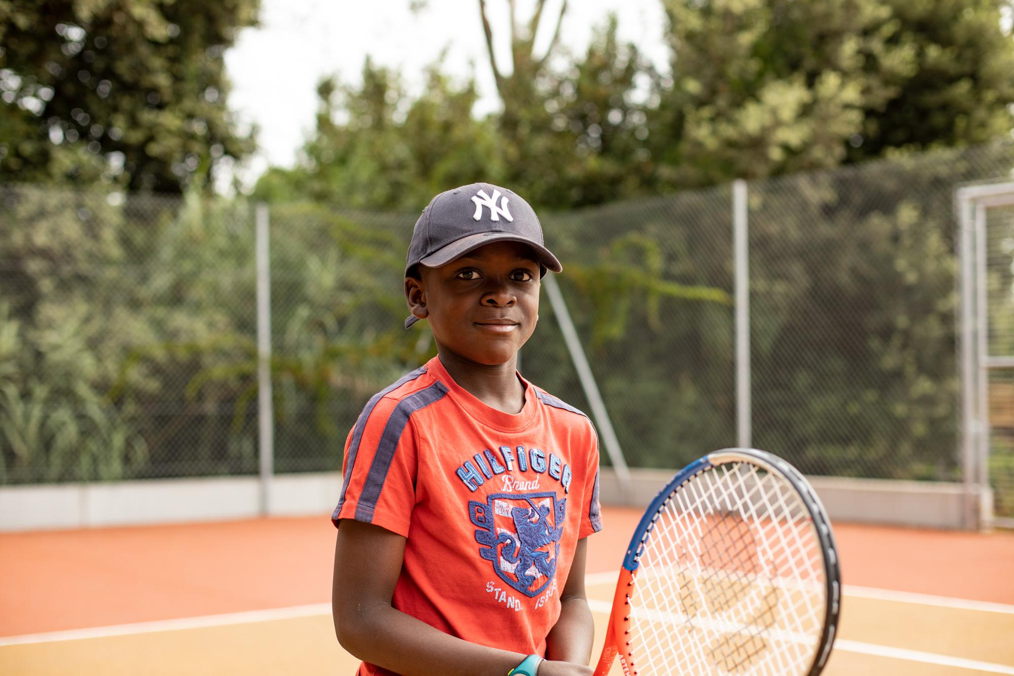 Eba, lors de son deuxième cours de tennis, au top de sa concentration. Un, deux, trois... soleil !