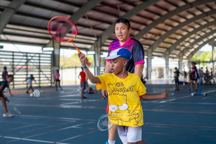 Au stade Jean-Louis-Vanterpool, à Saint-Martin, les groupes d'enfants se succèdent. Des animateurs bénévoles les initient à de nombreux sports, comme le badminton, le base-ball, le volley ou le football.