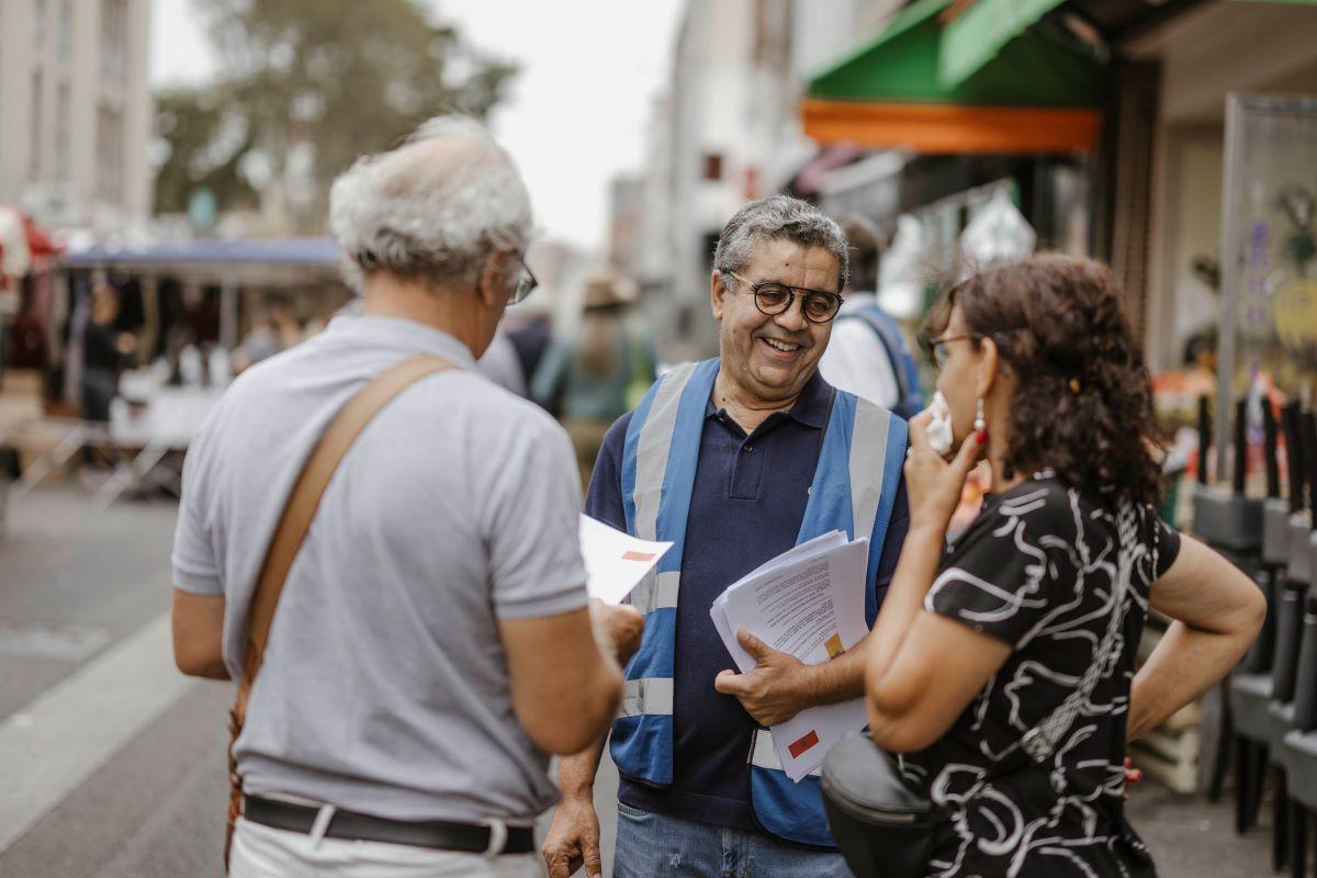 A l'image de Fathi Tlili, responsable du Secours populaire à Aubervilliers, les bénévoles sont connus des passants et la conversation s'engage facilement. L'élan de solidarité se révèle très fort. A l'image de Fathi Tlili, responsable du Secours populaire à Aubervilliers, les bénévoles sont connus des passants et la conversation s'engage facilement. L'élan de solidarité se révèle très fort.
