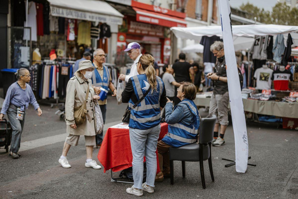 Placé au même endroit que d'habitude, le stand du Secours populaire est bien visible. Les gens se renseignent auprès des bénévoles sur les projets au bénéfice des victimes du tremblement de terre et font des dons. Placé au même endroit que d'habitude, le stand du Secours populaire est bien visible. Les gens se renseignent auprès des bénévoles sur les projets au bénéfice des victimes du tremblement de terre et font des dons.