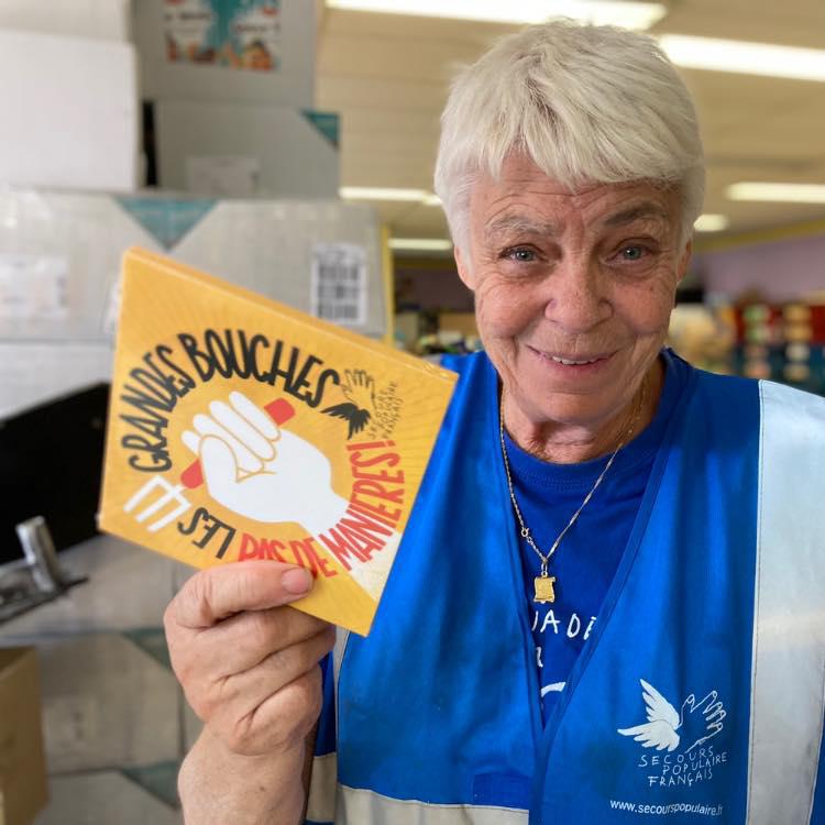 Francette Noël, secrétaire générale du SPF du Tarn-et-Garonne, brandit le CD des Grandes Bouches, De Grandes Bouches au grand coeur