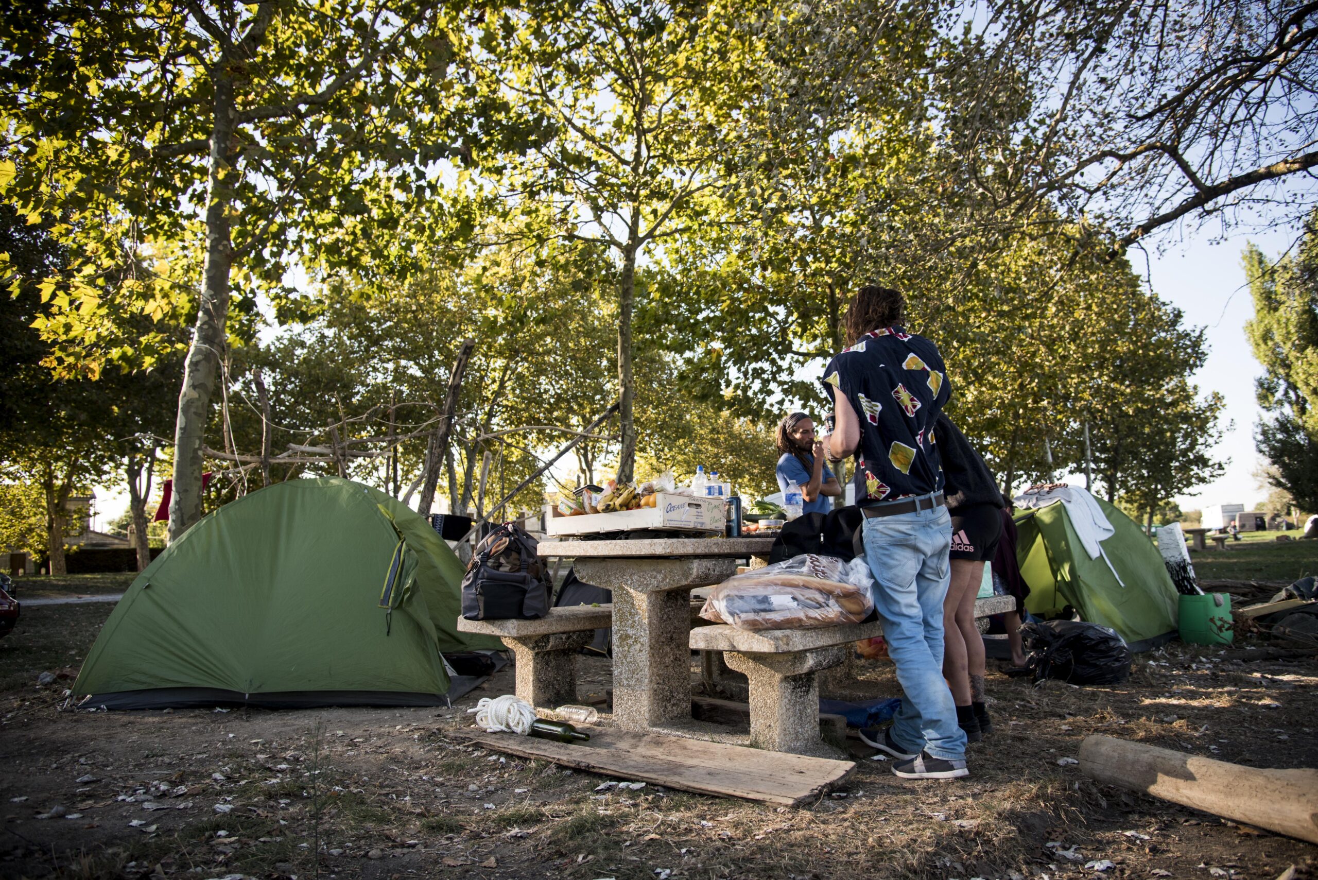 Les jeunes saisonniers sont souvent contraints au camping sauvage.