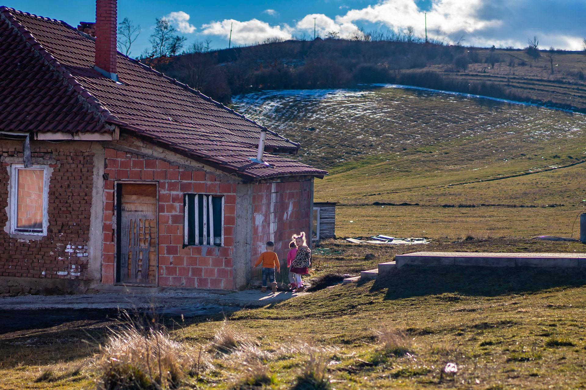 Les enfants d’Hysni devant sa maison qui ouvre sur la plaine du Kosovo – Village de Dumnicë, février 2022
Kosovo : A Vushtrri, la solidarité se cultive sous serre