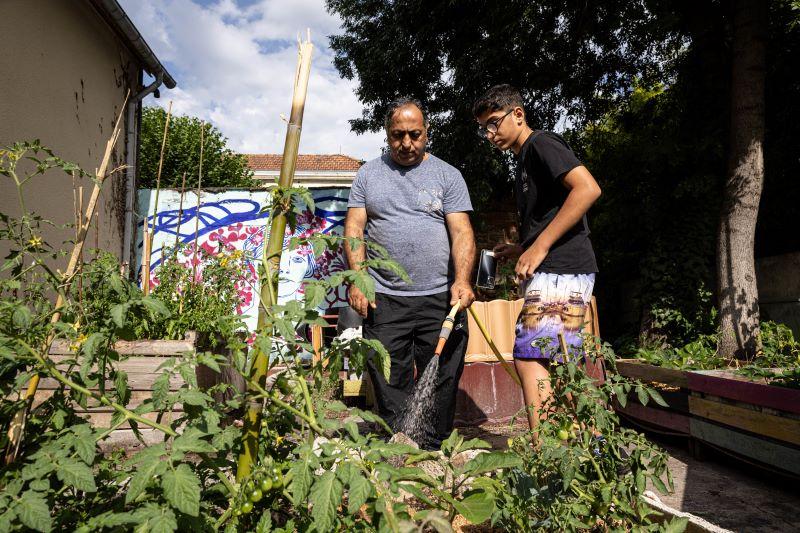 L'alimentation de tous, en quantité et en qualité, reste un impensé de la société française. Les bénévoles développent des jardins solidaires pour les personnes en difficulté, avec les personnes en difficulté et par les personnes en difficulté. 