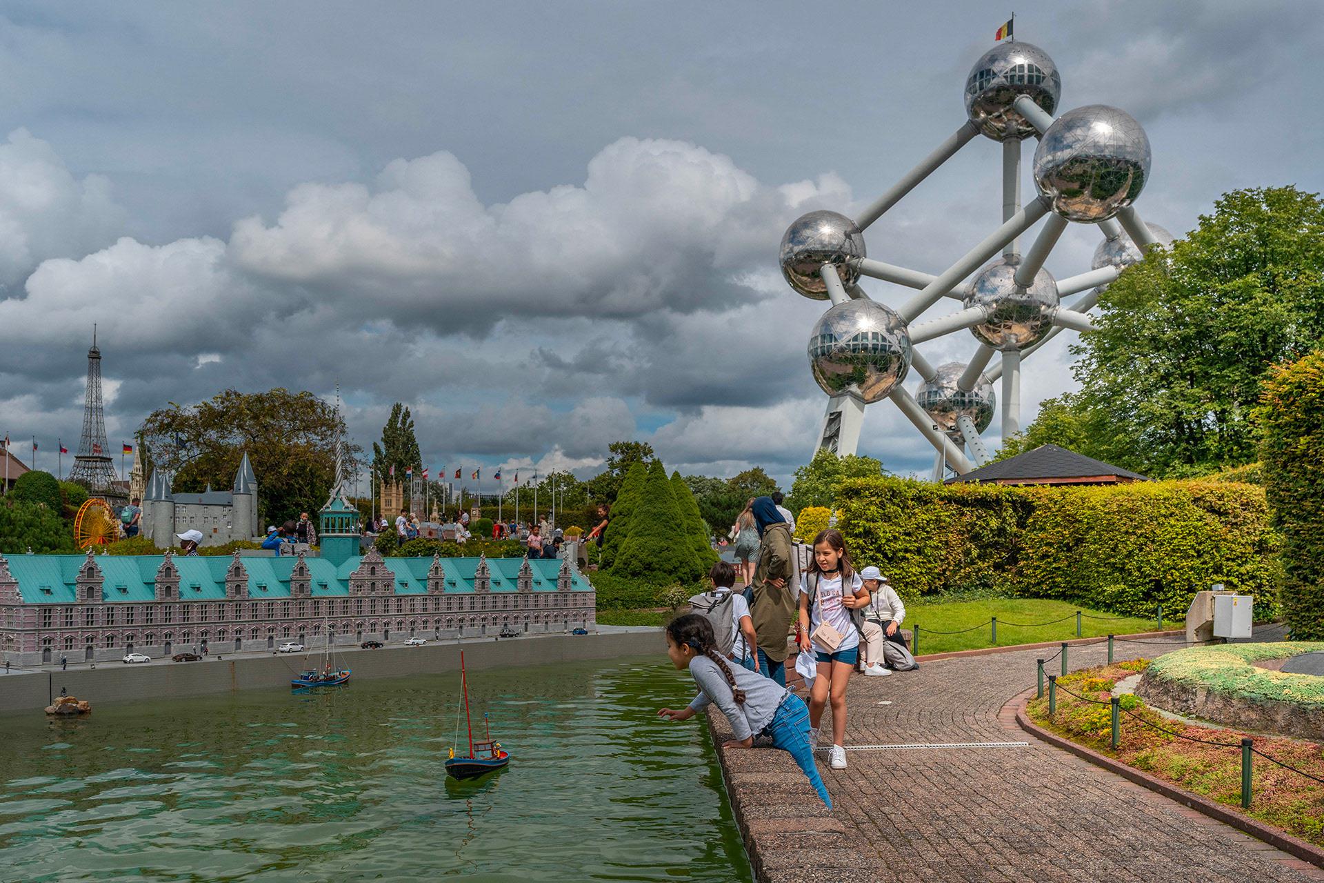 Au parc Mini-Europe, les enfants font le tour du continent en s'amusant et sous un beau soleil d'été.