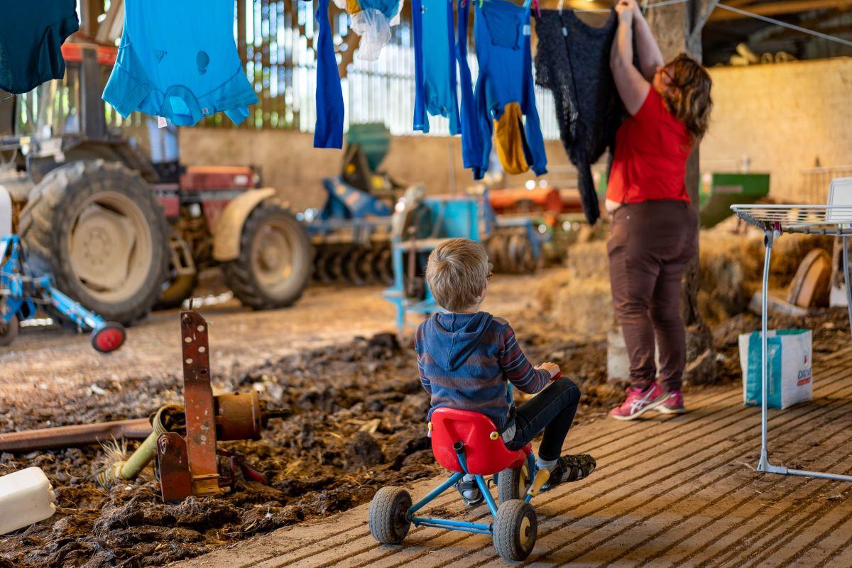 Sous la stabulation, il n'y a plus de vaches depuis longtemps, mais le couple continue de rembourser tant bien que mal l'emprunt contracté pour sa construction. Elle pèse de tout son poids sur les revenus et le niveau de vie de la famille. 