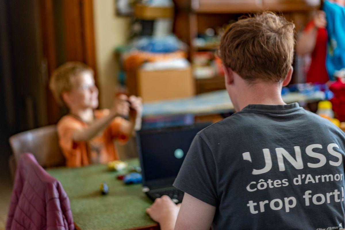 Sur la table du salon, Kilian est à l’ordinateur, prêté par le Secours populaire. Il vérifie régulièrement les devoirs à faire en se connectant à la plateforme du lycée et y prépare ses cours et ses examens oraux. Sur la table du salon, Kilian est à l’ordinateur, prêté par le Secours populaire. Il vérifie régulièrement les devoirs à faire en se connectant à la plateforme du lycée et y prépare ses cours et ses examens oraux.