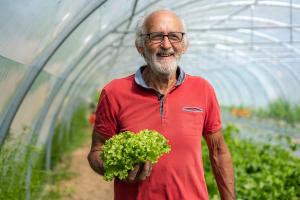 Joseph est le responsable des "jardins solidaires" du Secours populaire, dont les fruits et légumes agrémentent les paniers de Laëtitia et son mari. Il est aussi membre de Solidarité paysan, une association qui aide les exploitants agricoles. 