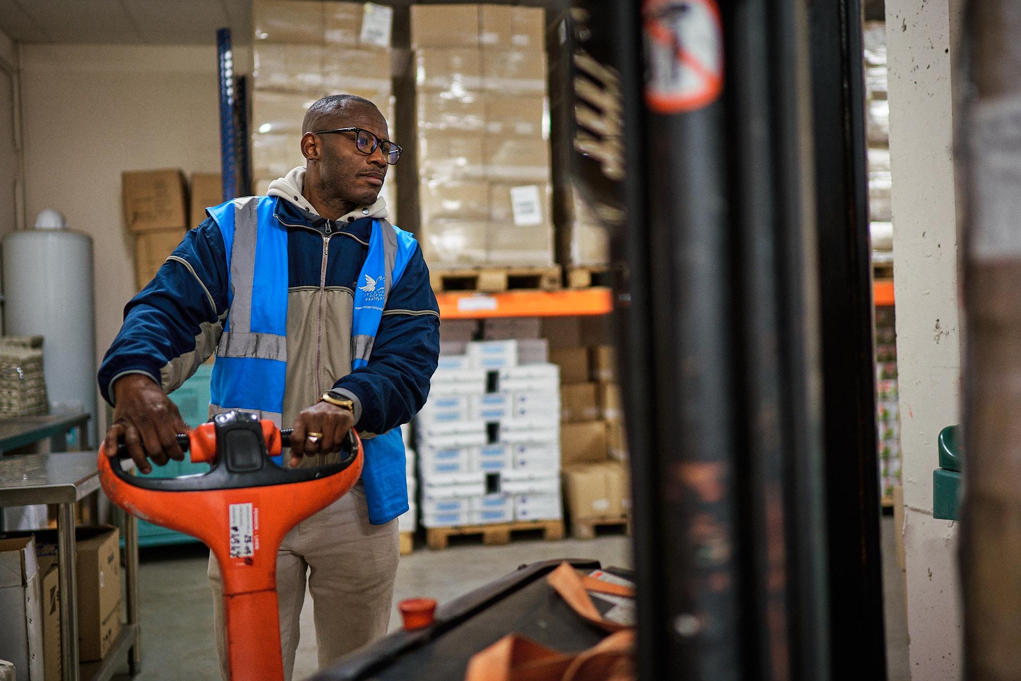 Mohamed Soumah travaille à mi-temps pour la ville de Tulle et consacre tout son temps libre au Secours populaire, où il s’occupe de la gestion des stocks alimentaires. Tulle Un havre au bout de l’exil