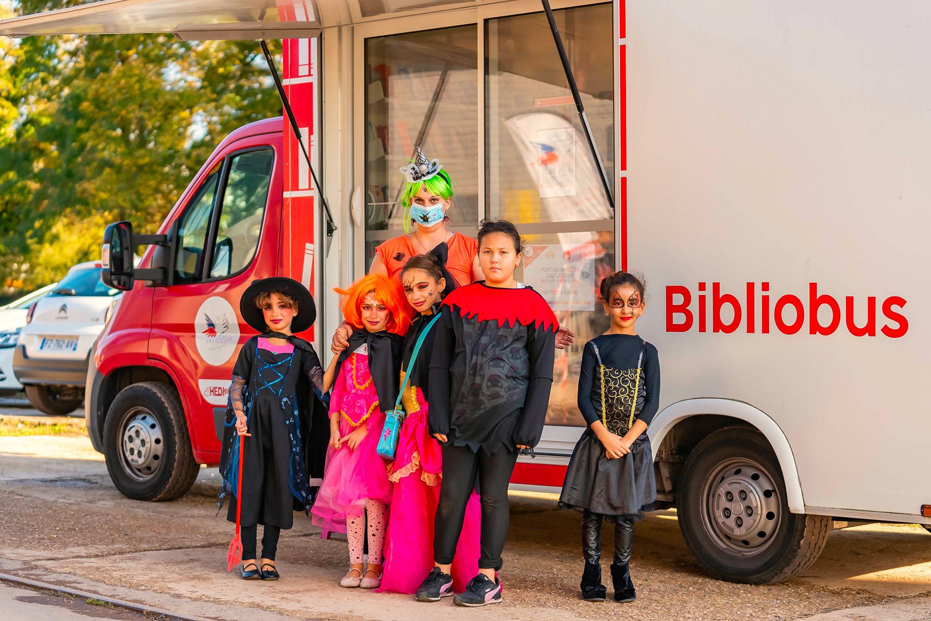 Les enfants du SPF de Seclin, par petits groupes de 5, écoutent des histoires et choisissent des livres dans l'intimité du bibliobus.
Dans le Nord lire est une fête