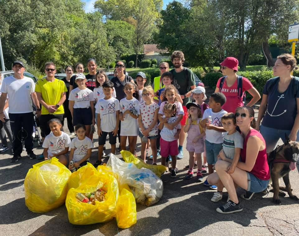 Les « copains du Monde » de Gardanne ont ramassé les sacs plastiques, les bouteilles, les sachets qui polluent lentement aux alentours du lycée Fourcade, dans le cadre du World cleanup day