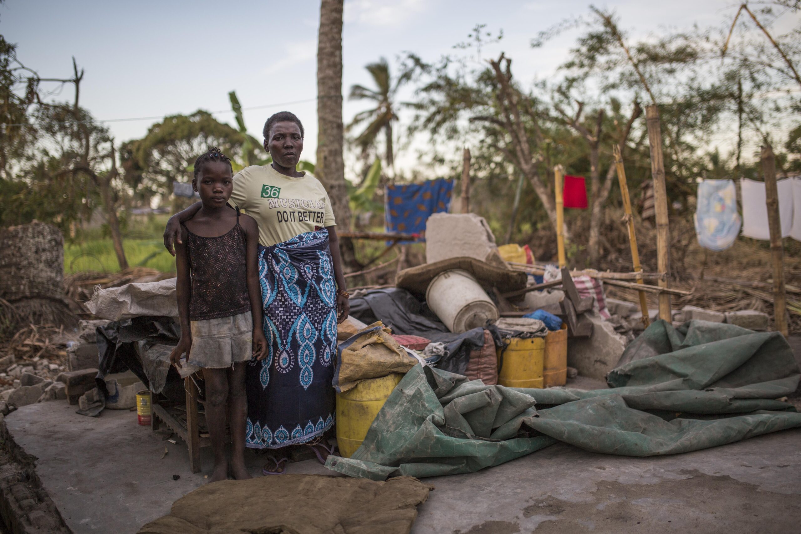 La mère et la fille devant tout ce qu'elles possèdent... Leurs vies reposent sur leur énergie, le soutien des voisins voire des autorités, dans la limite de leurs possibilités, et de l'aide internationale.