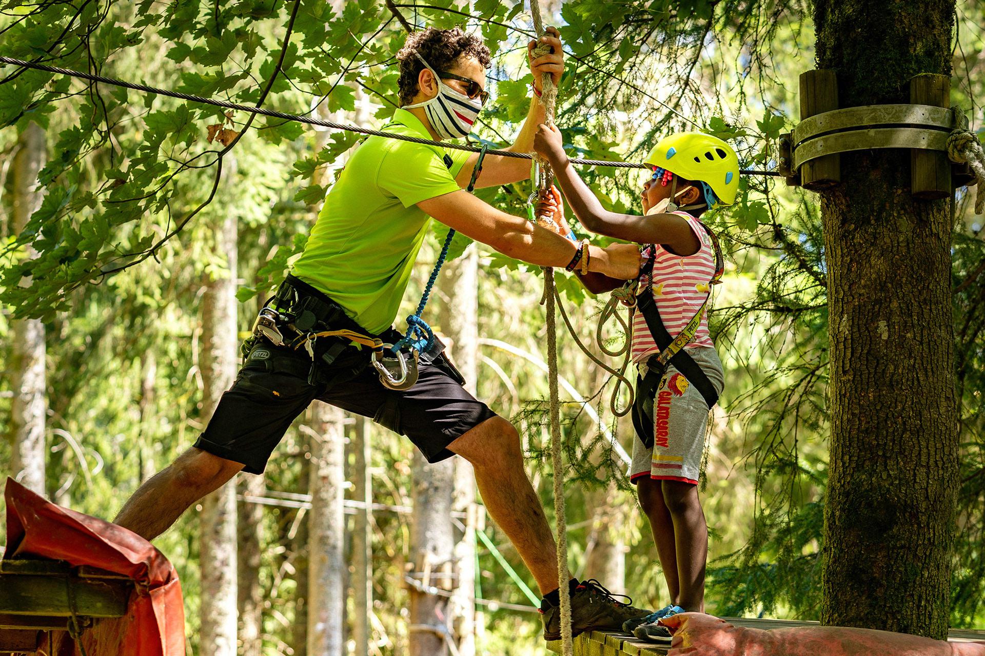 Hope, conseillée par Victor (le moniteur d'accrobranche), s'apprête à faire le grand saut !