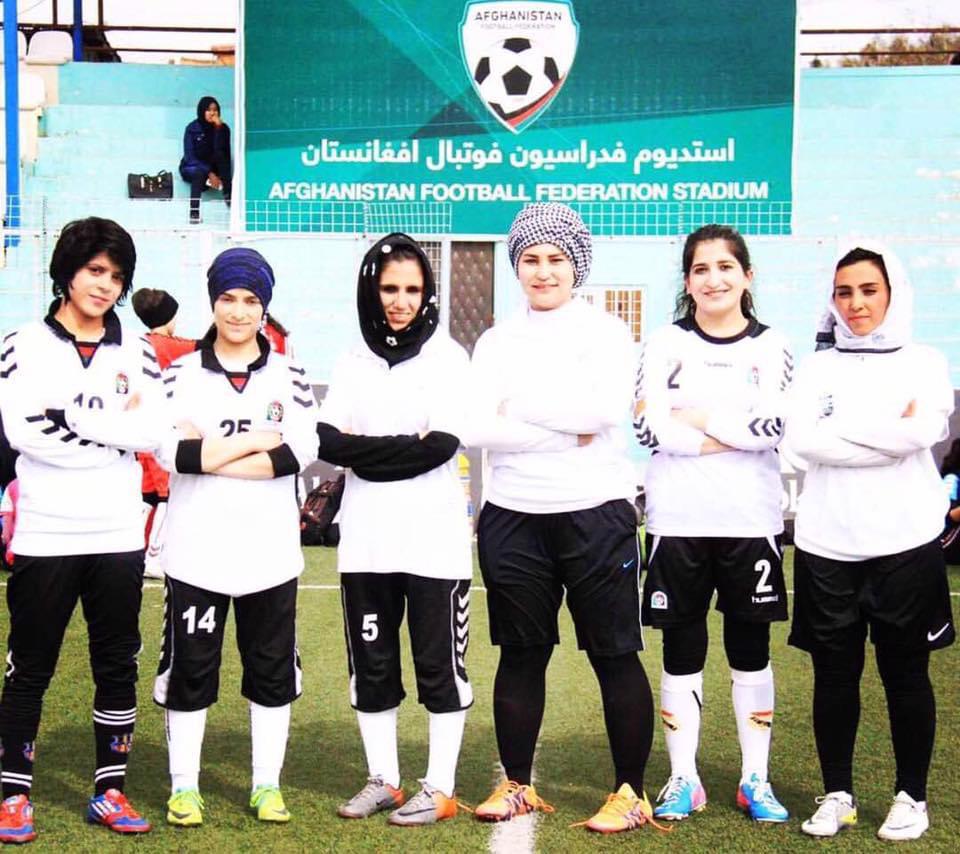 Fanoos en 2014, aux côtés de ses coéquipières de l'équipe nationale féminine de football d'Afghanistan. Elle est la deuxième sur la droite de la photo.
Afghanistan : Fanoos, de Kaboul à Saint-Nazaire