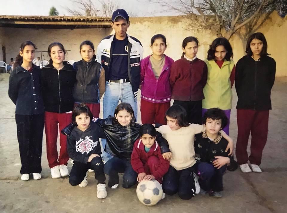 Fanoos, en 2005, avec l'équipe de football de filles qu'elle a fondée dans le camp de réfugiés afghans où elle vivait au Pakistan, à Peshawar. Elle est à la gauche de l'entraîneur, en sweat-shirt rose.
Afghanistan : Fanoos, de Kaboul à Saint-Nazaire