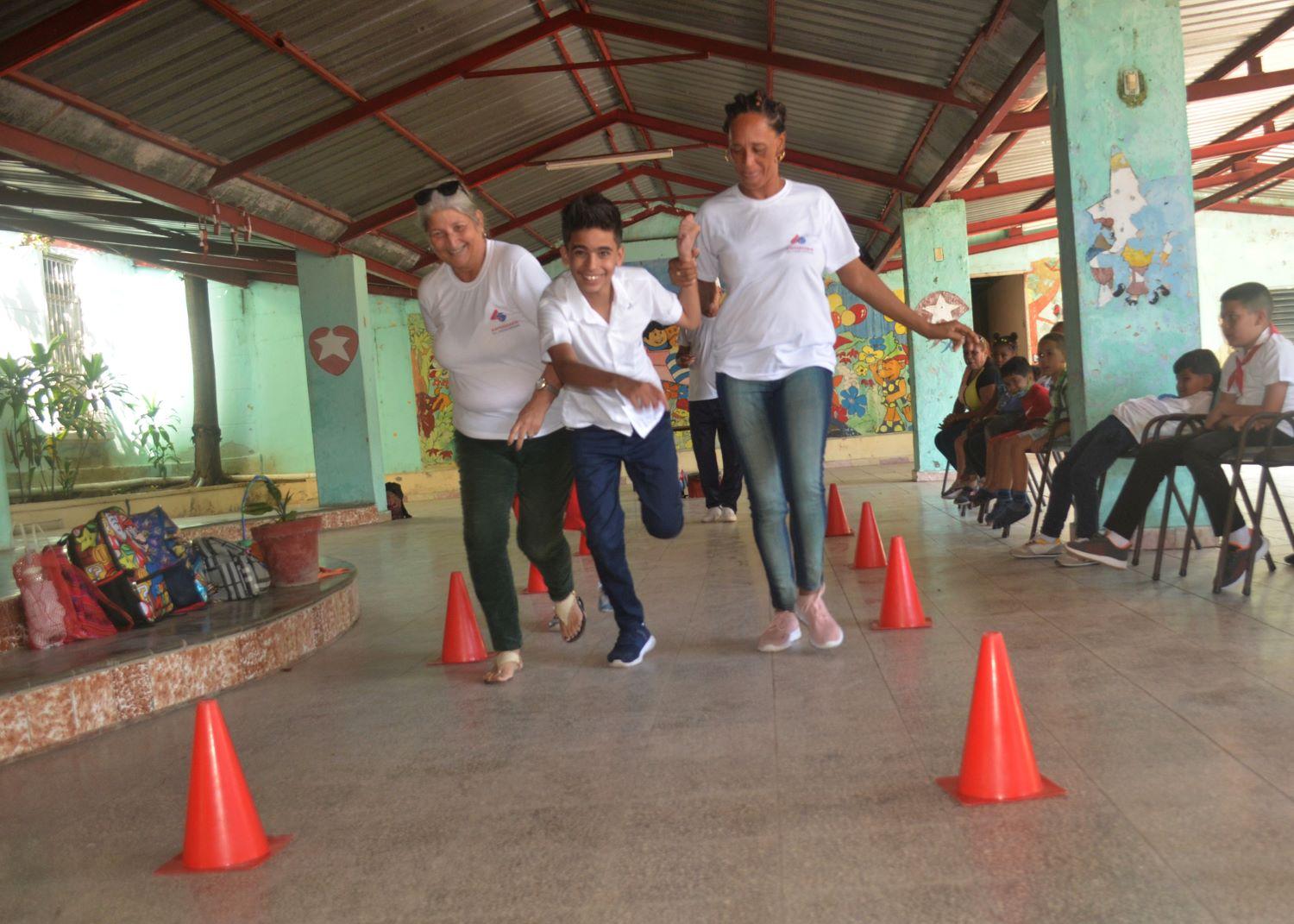 Une partie du suivi réalisé par l'équipe pédagogique porte sur l'activité physique, travaillant ainsi la connaissance et la coordination du corps mais aussi la gestion des émotions que font naitre les sensations physiques. Une partie du suivi réalisé par l'équipe pédagogique porte sur l'activité physique, travaillant ainsi la connaissance et la coordination du corps mais aussi la gestion des émotions que font naitre les sensations physiques.