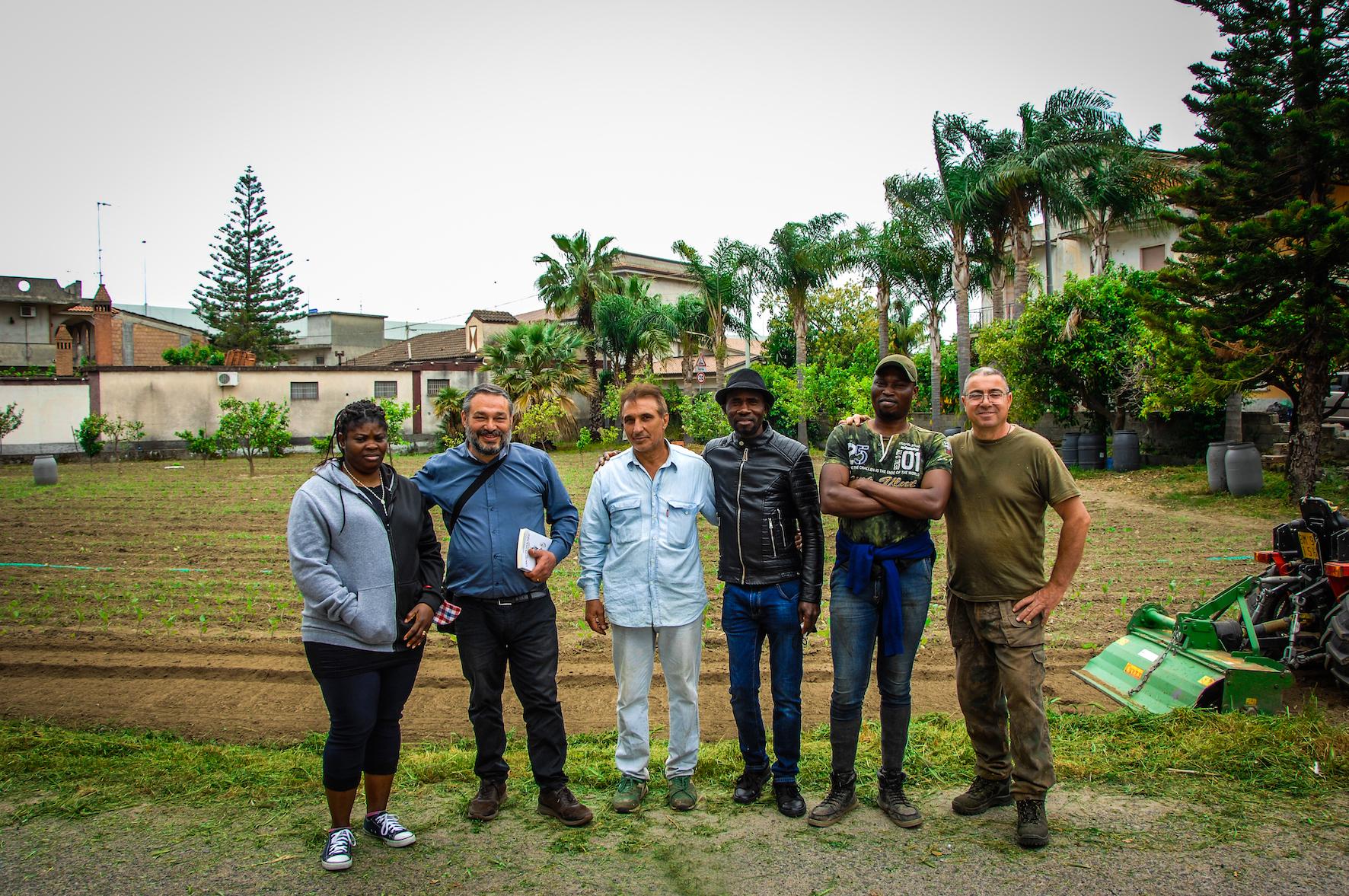 Le jardin coopératif Martin Luther King, à Riace, et ceux qui le cultivent : Grace, Maurizio, Giuseppe, Antony et Domenico. Italie : la solidarité en résistance