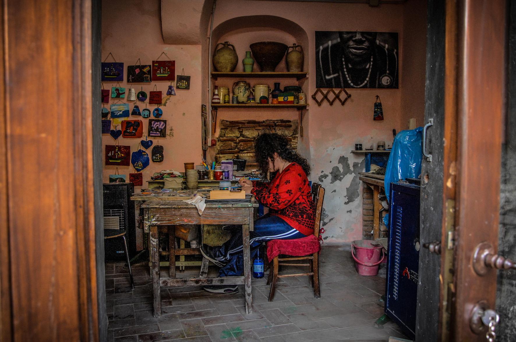 Les ateliers artisanaux, animés par des réfugiés et perpétuant les savoir-faire traditionnels de Calabre, sont nombreux à Riace. Italie : la solidarité en résistance