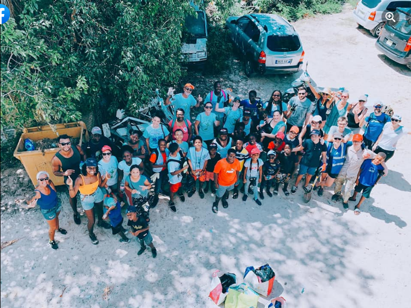 Une superbe équipe organisée par Madtwoz Family - avec des jeunes de Saint-Martin et du conseil municipal de Mulhouse, venus avec le Secours populaire - a nettoyé la plage de Sandy Ground en Février 2020.